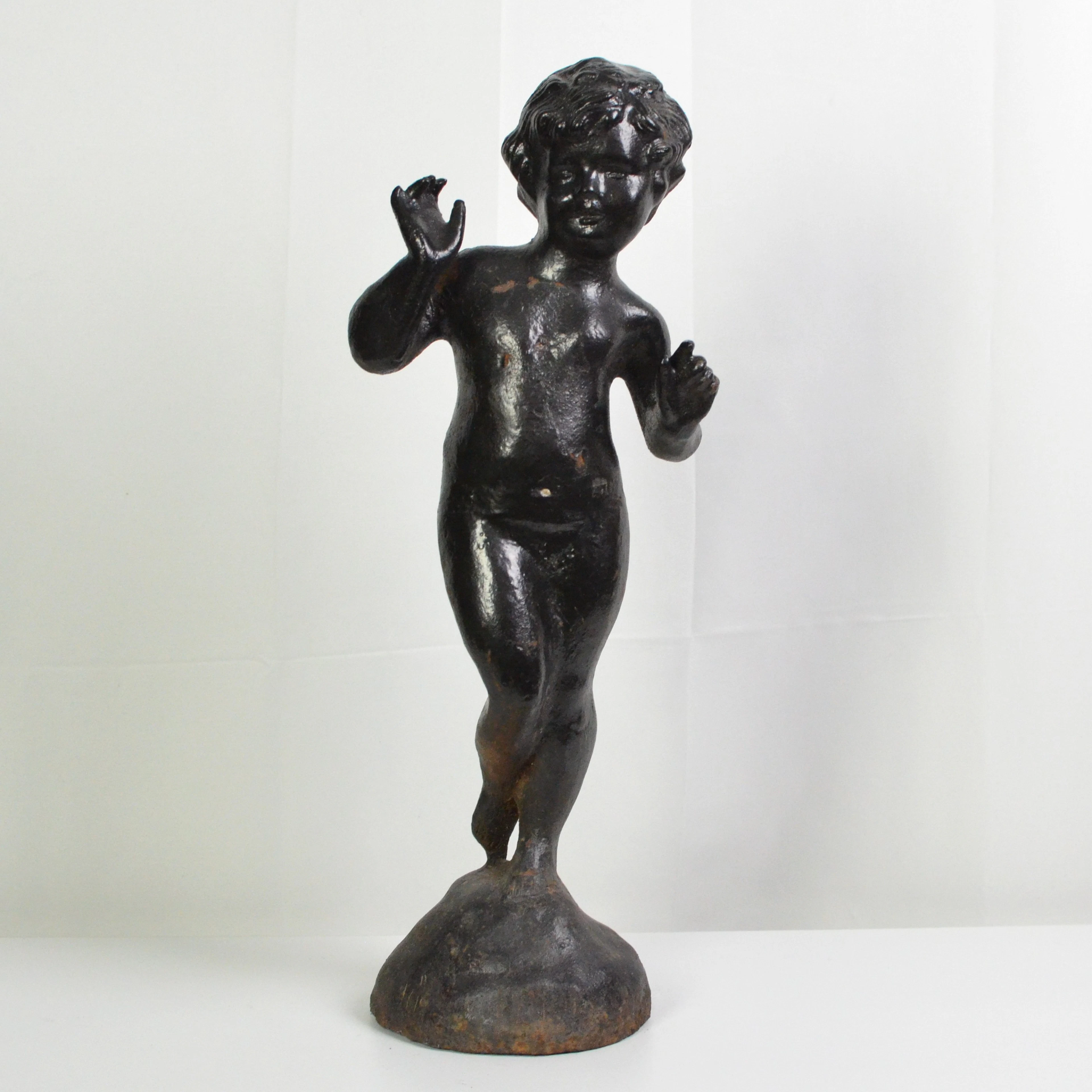 ANTIKE SKULPTUR, NACKTER JUNGE, EISEN, DUNKEL PATINIERT, FRÜHES 19.