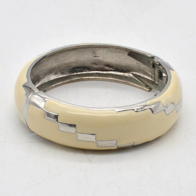VINTAGE MODESCHMUCK ARMREIF AUS VERSILBERTEM METALL MIT EMAILLE, WEISS