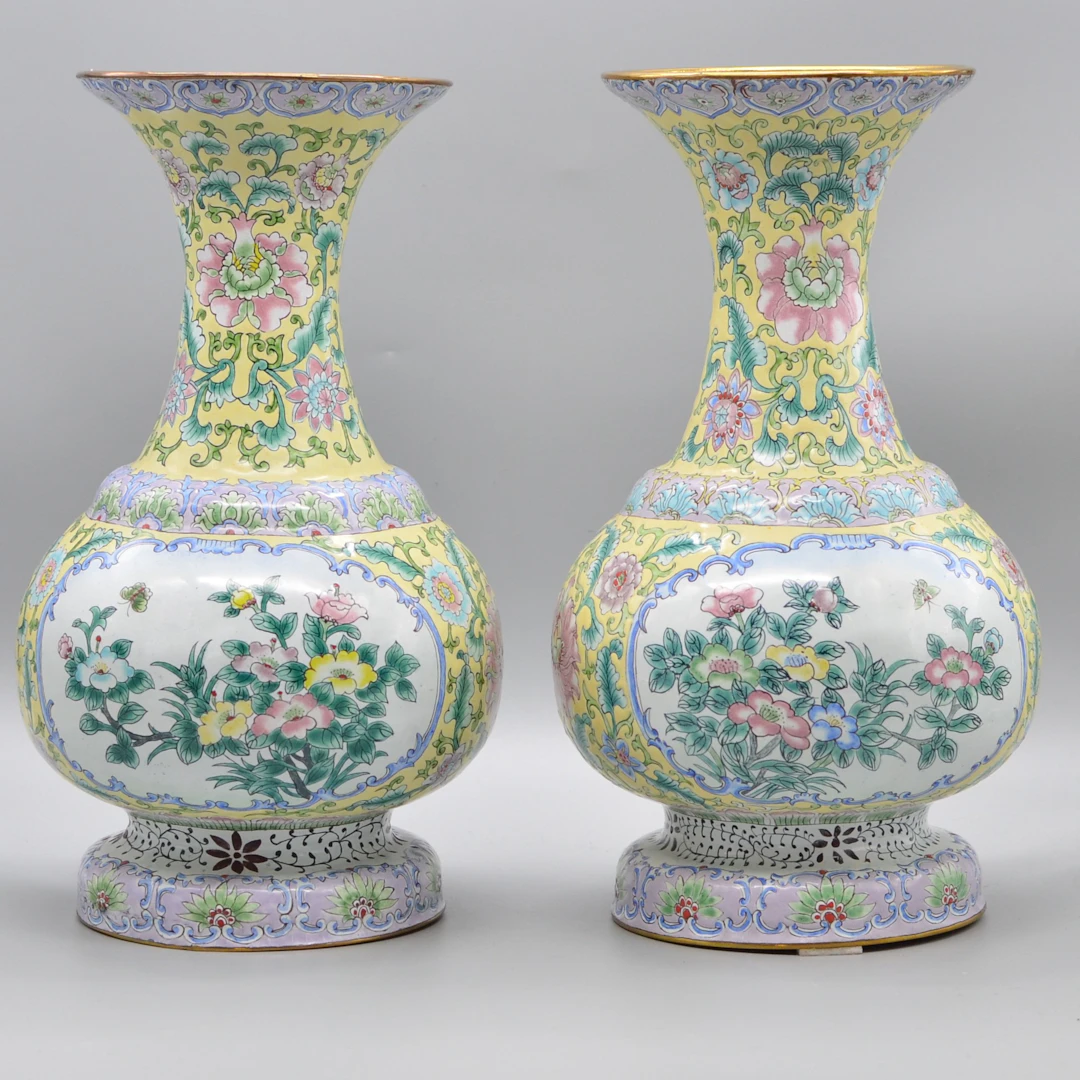 PAAR FEINE CHINESISCHE CANTON-EMAILLE-VASEN MIT GELBEM FOND UND FLORALEM