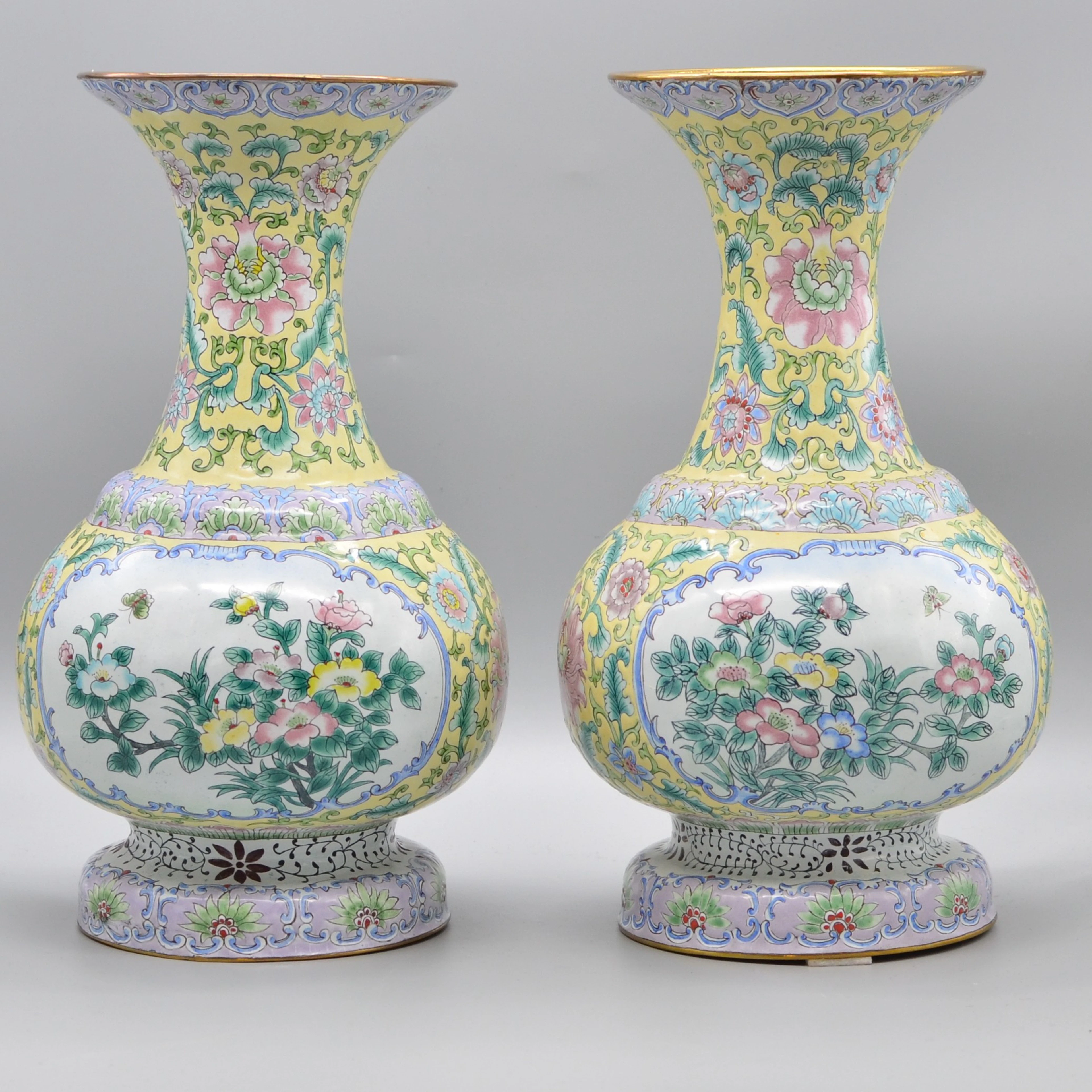 PAAR FEINE CHINESISCHE CANTON-EMAILLE-VASEN MIT GELBEM FOND UND FLORALEM
