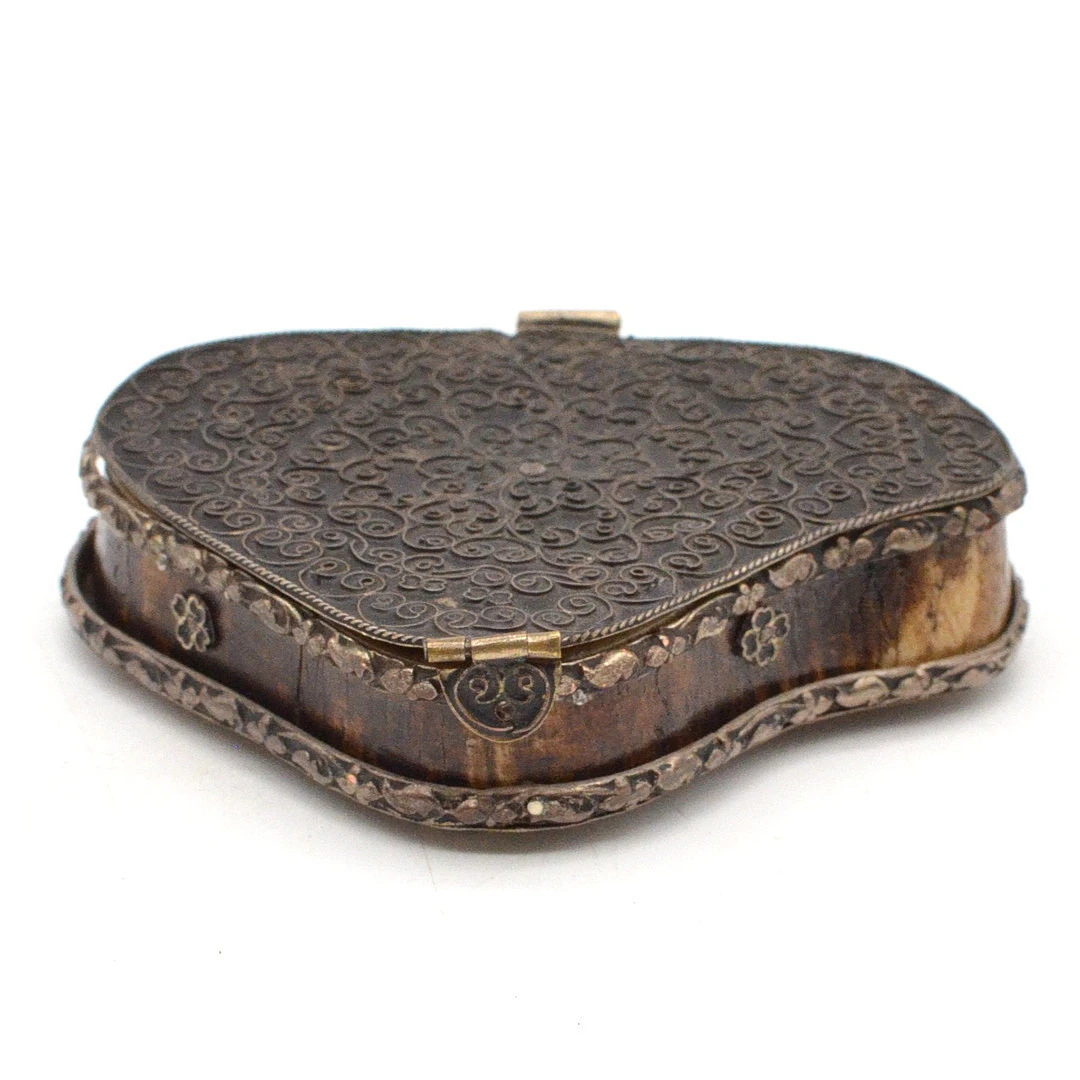 ANTIKE TIBETISCHE BEINDOSE, FASSUNG AUS NEUSILBER, ORNAMENT- UND BLUMENVERZIERUN