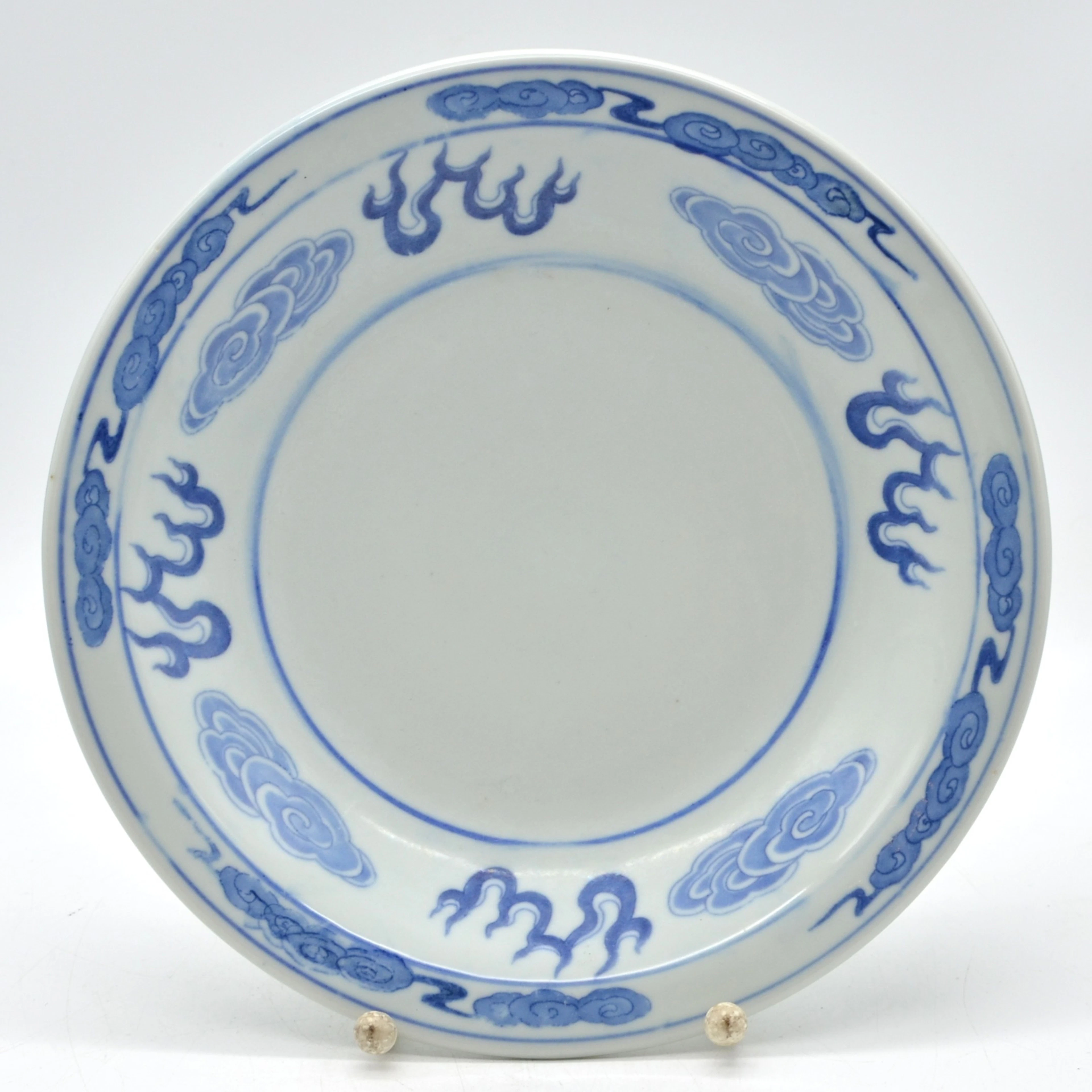 ASIATISCHER TELLER MIT EINEM MOTIV AUS DEM 18. JAHRHUNDERT, HANDBEMALT