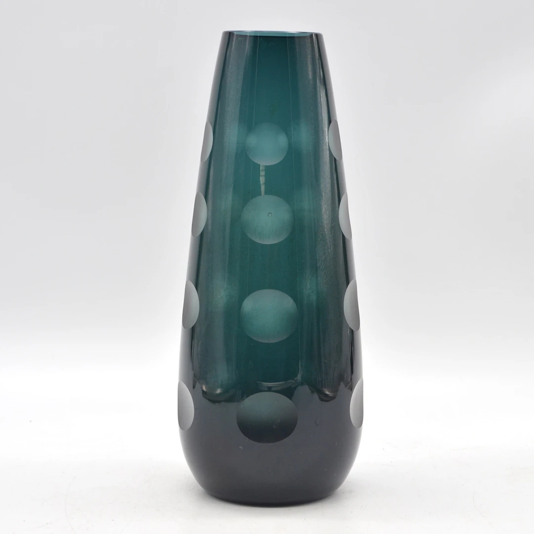 KARL FRIEDRICH GLAS. GÜNE VASE, GLAS, LINSENSCHLIFF, DEUTSCHLAND, UM 1960ER.