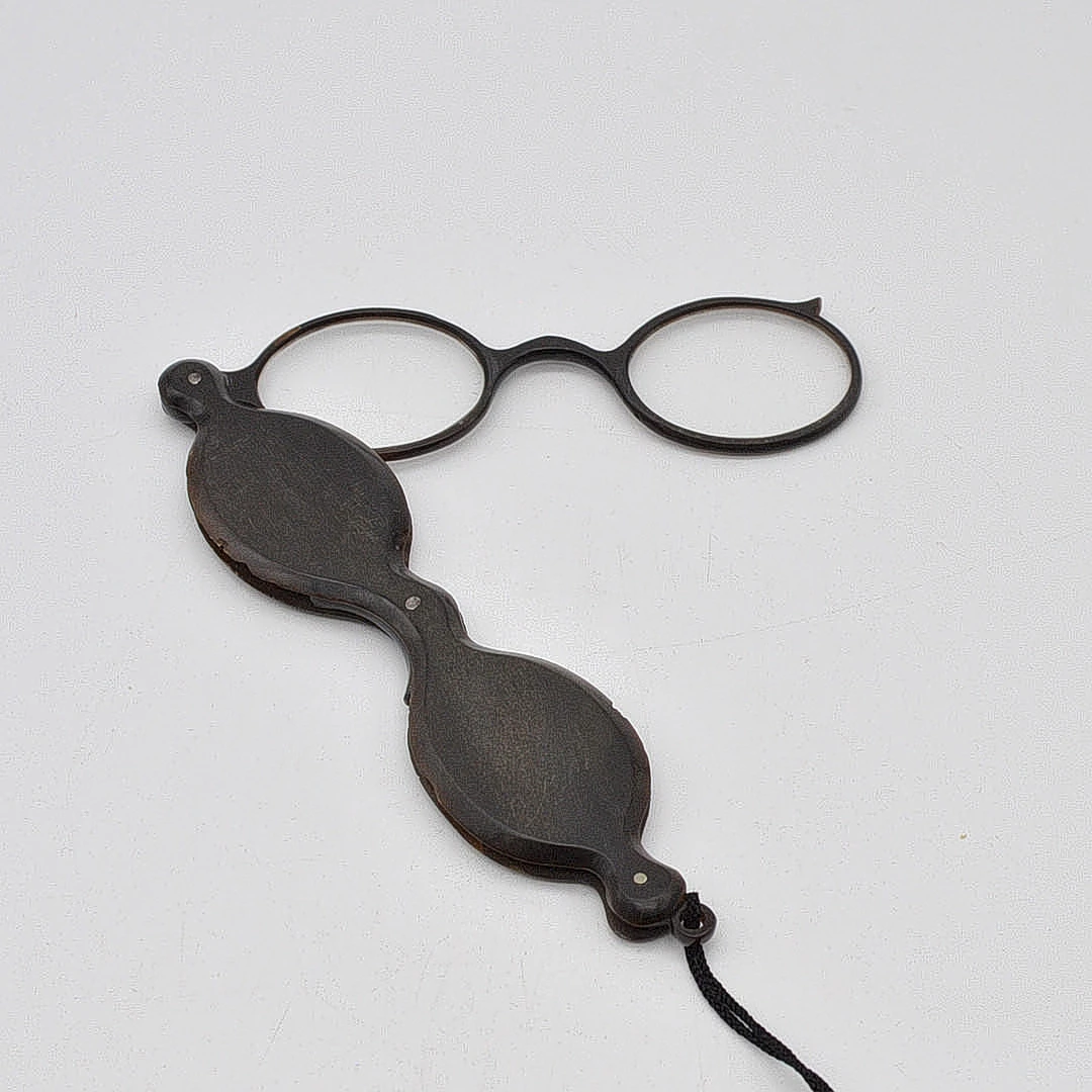 LORGNON, STIELBRILLE AUS SCHILDPATT, CA. 12,5CM, FRÜHES 19. JH.