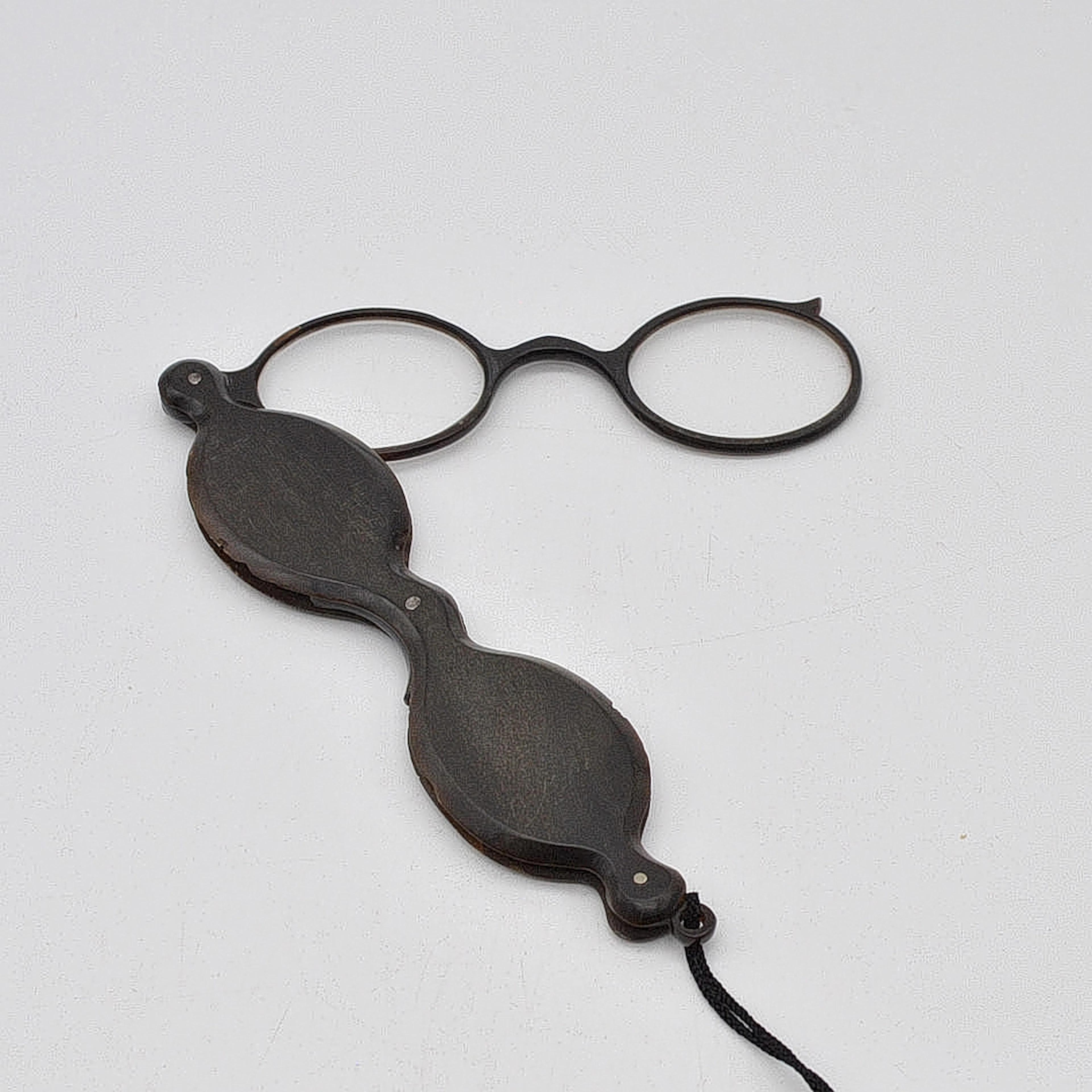 LORGNON, STIELBRILLE AUS SCHILDPATT, CA. 12,5CM, FRÜHES 19. JH.