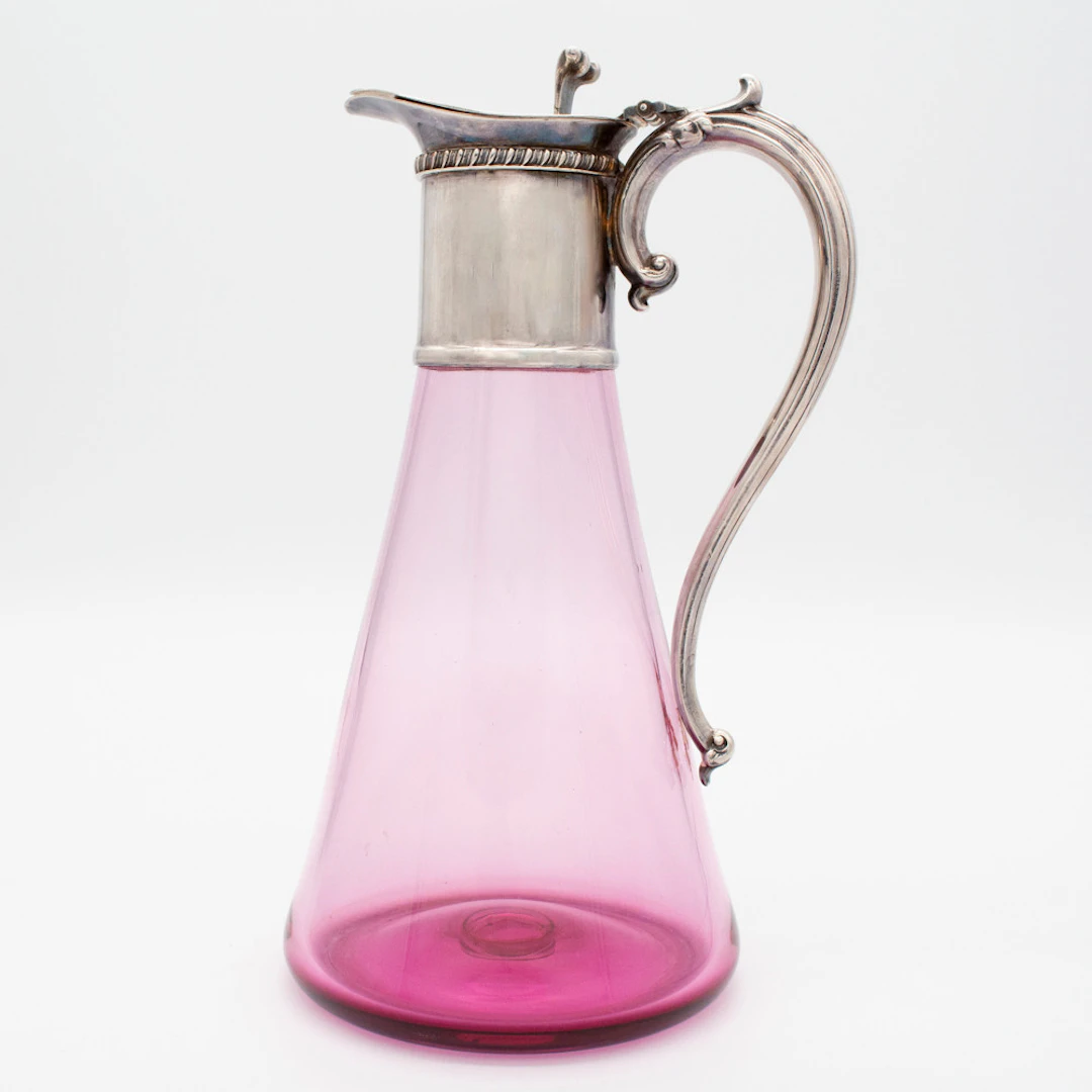 ANTIKE WEINKARAFFE, UM 1900 HERGESTELLT, CLARET JUG, FARBIGES CRANBERRY-GLAS