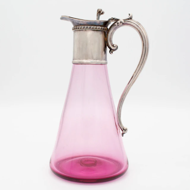 ANTIKE WEINKARAFFE, UM 1900 HERGESTELLT, CLARET JUG, FARBIGES CRANBERRY-GLAS