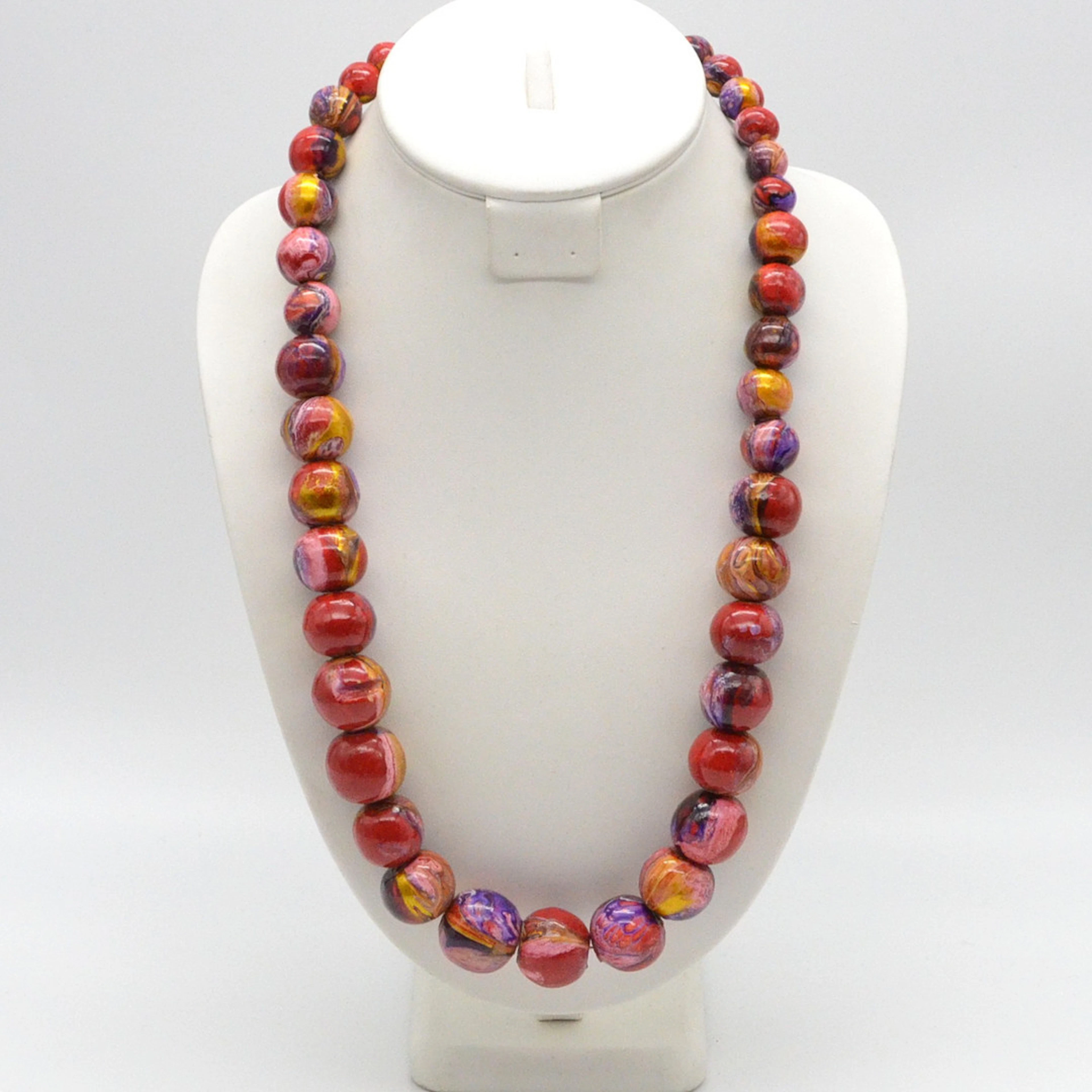 HANDGEMACHTES PERLENCOLLIER, HOLZPERLEN MIT HANDMALEREI, GLITZERDETAILS