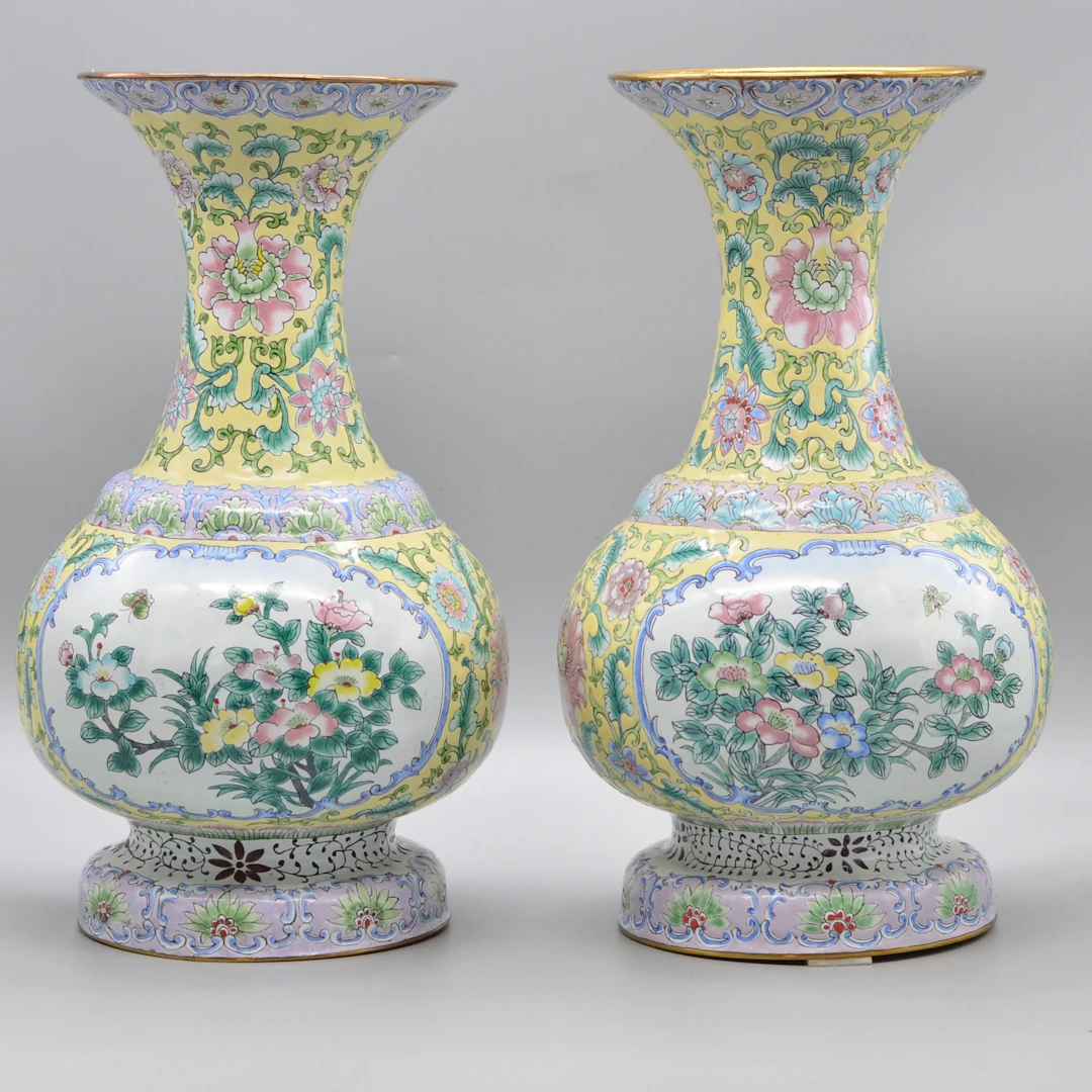 PAAR FEINE CHINESISCHE CANTON-EMAILLE-VASEN MIT GELBEM FOND UND FLORALEM