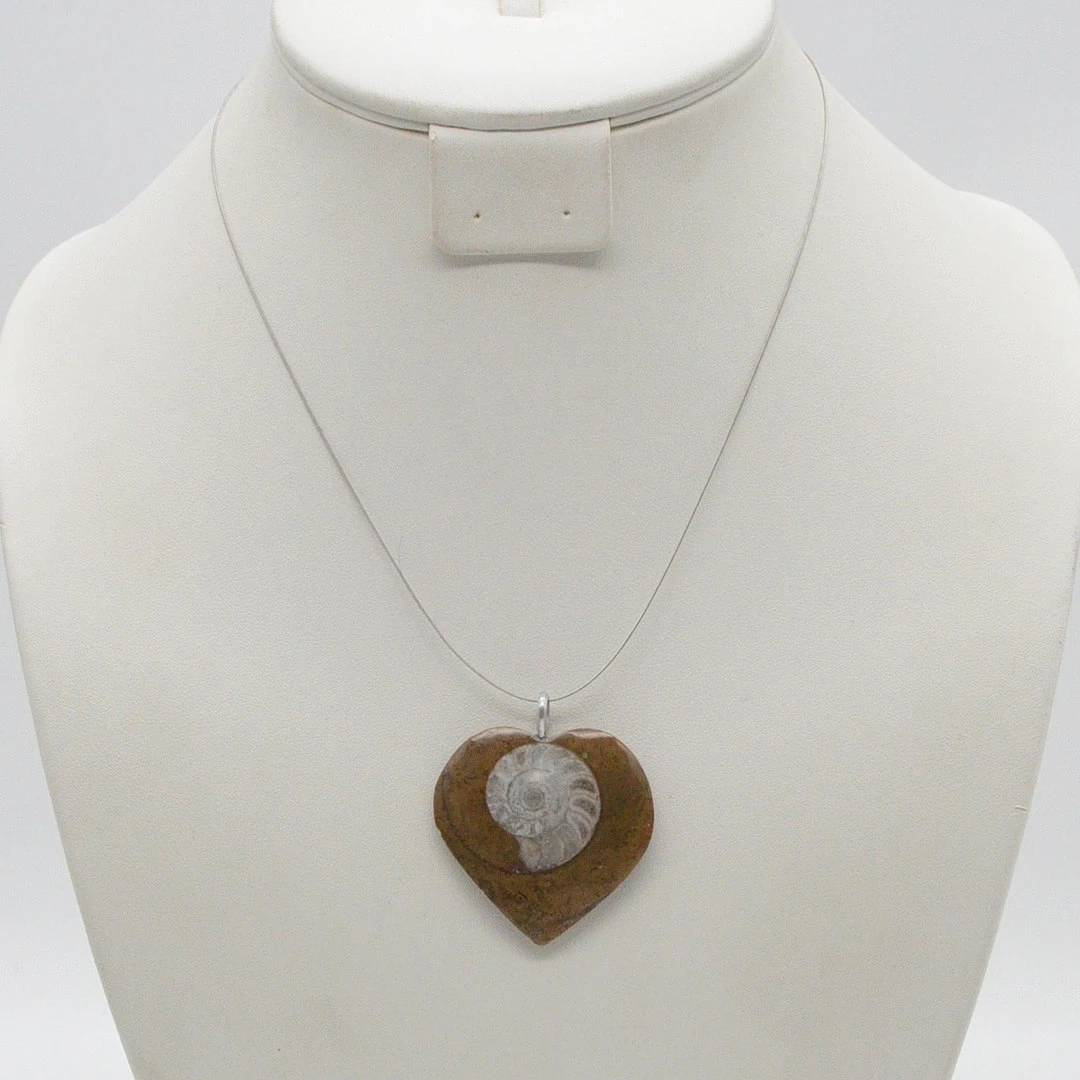 COLLIERANHÄNGER AUS STEIN MIT EINEM AMMONIT-FOSSIL, HERZFORM, KETTE
