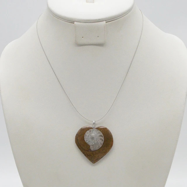 COLLIERANHÄNGER AUS STEIN MIT EINEM AMMONIT-FOSSIL, HERZFORM, KETTE