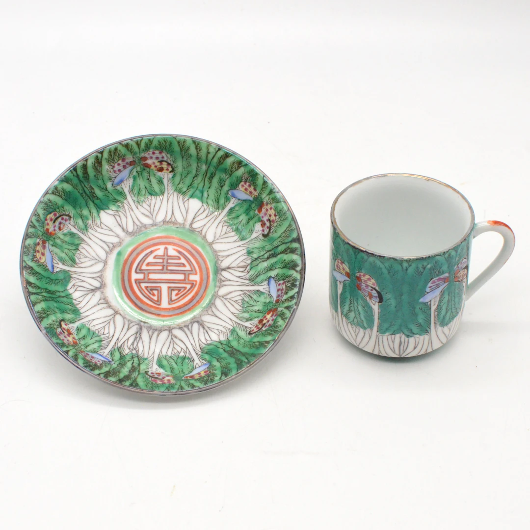 ASIATISCHE TASSE UND UNTERTASSE, PAK CHOI UND SCHMETTERLINGE, PORZELLAN