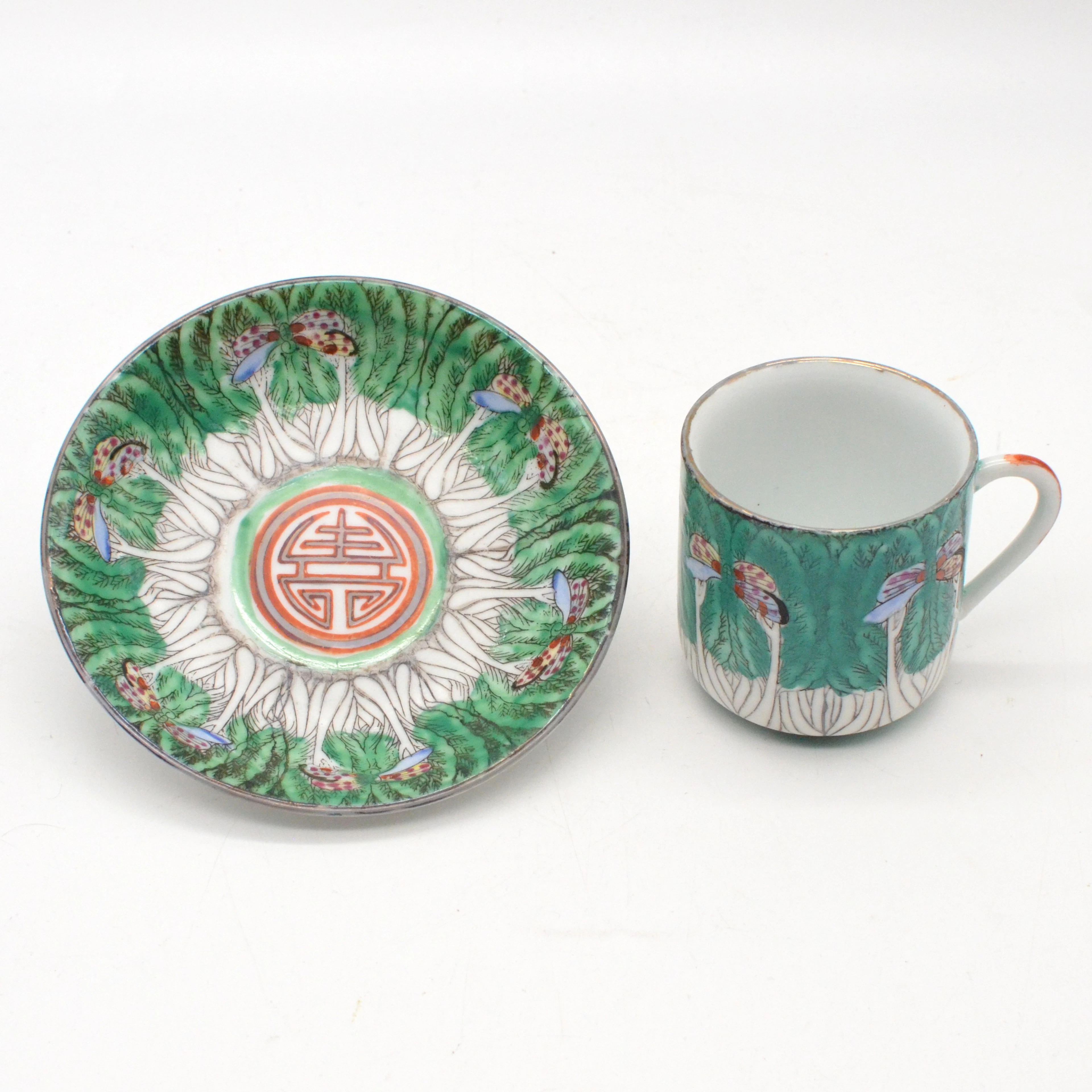 ASIATISCHE TASSE UND UNTERTASSE, PAK CHOI UND SCHMETTERLINGE, PORZELLAN