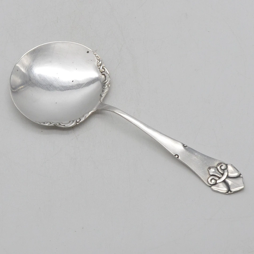 JUGENDSTIL SERVIERLÖFFEL MIT FLACHER KELLE, VERSILBERT, UM 1910-1920