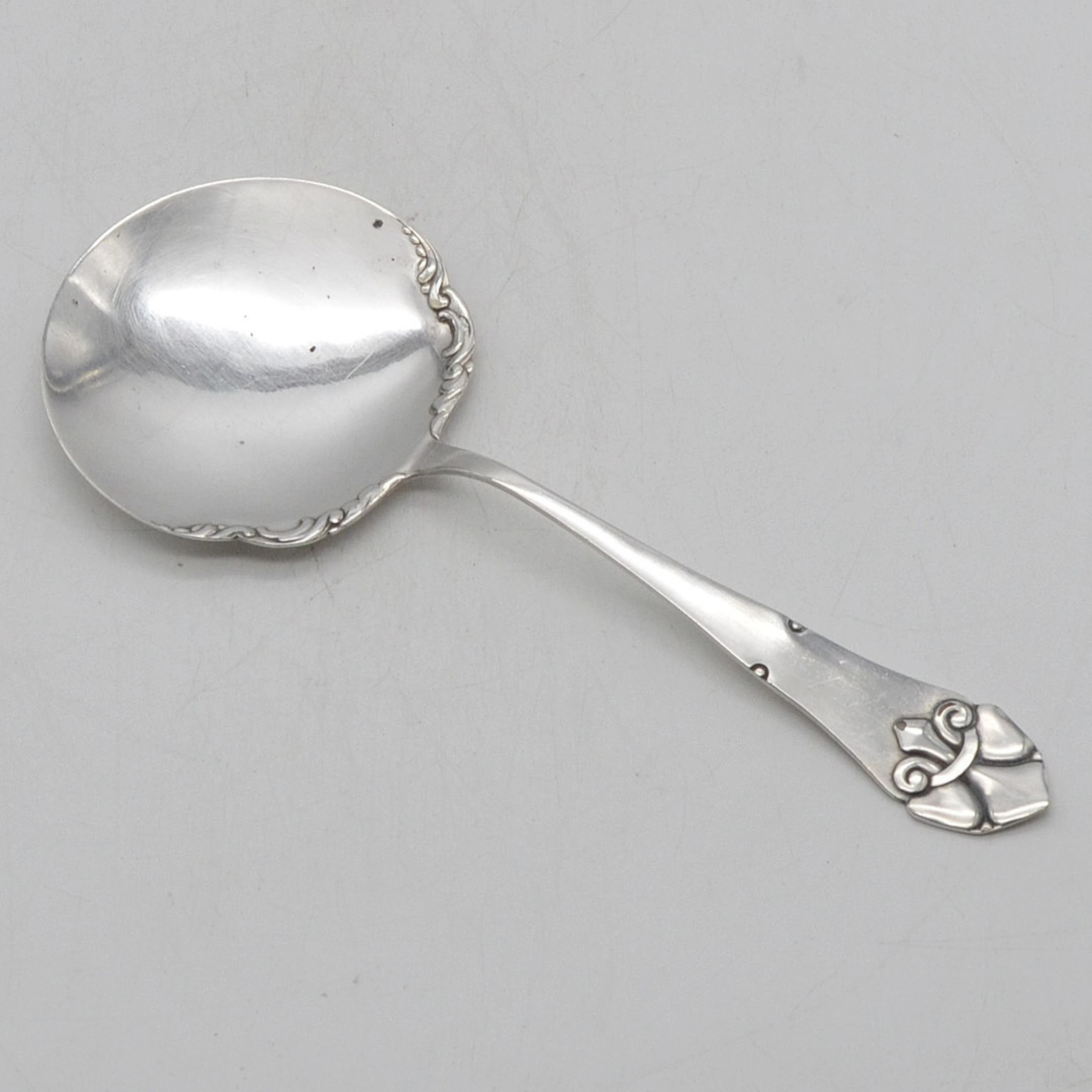 JUGENDSTIL SERVIERLÖFFEL MIT FLACHER KELLE, VERSILBERT, UM 1910-1920