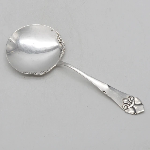 JUGENDSTIL SERVIERLÖFFEL MIT FLACHER KELLE, VERSILBERT, UM 1910-1920