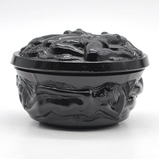 CURT SCHLEVOGT. (1869-1959). BÖHMISCHE DOSE MIT FRAUENAKT, SCHWARZ