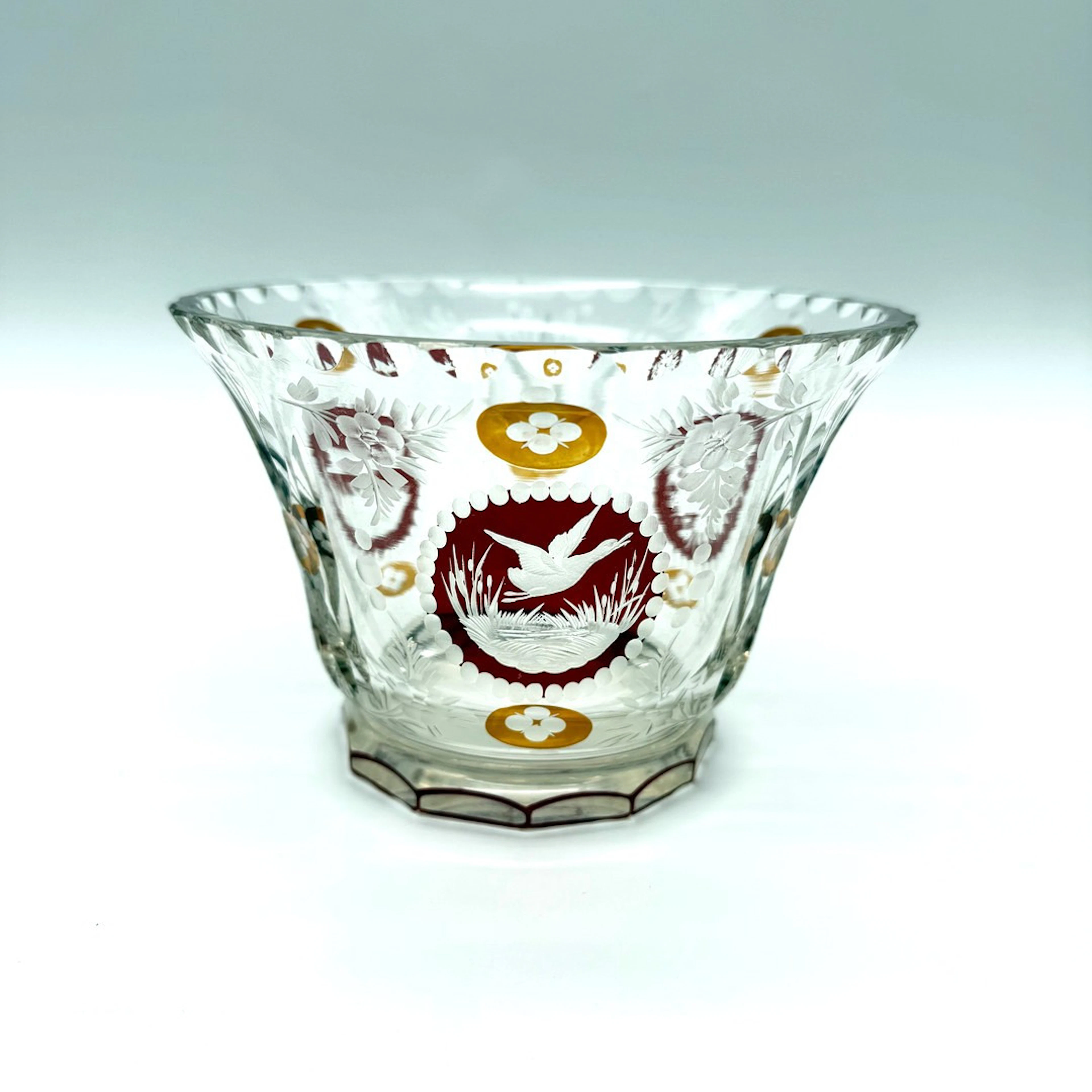 BÖHMISCHE KRISTALLGLASSCHALE IM BIEDERMEIER-STIL.