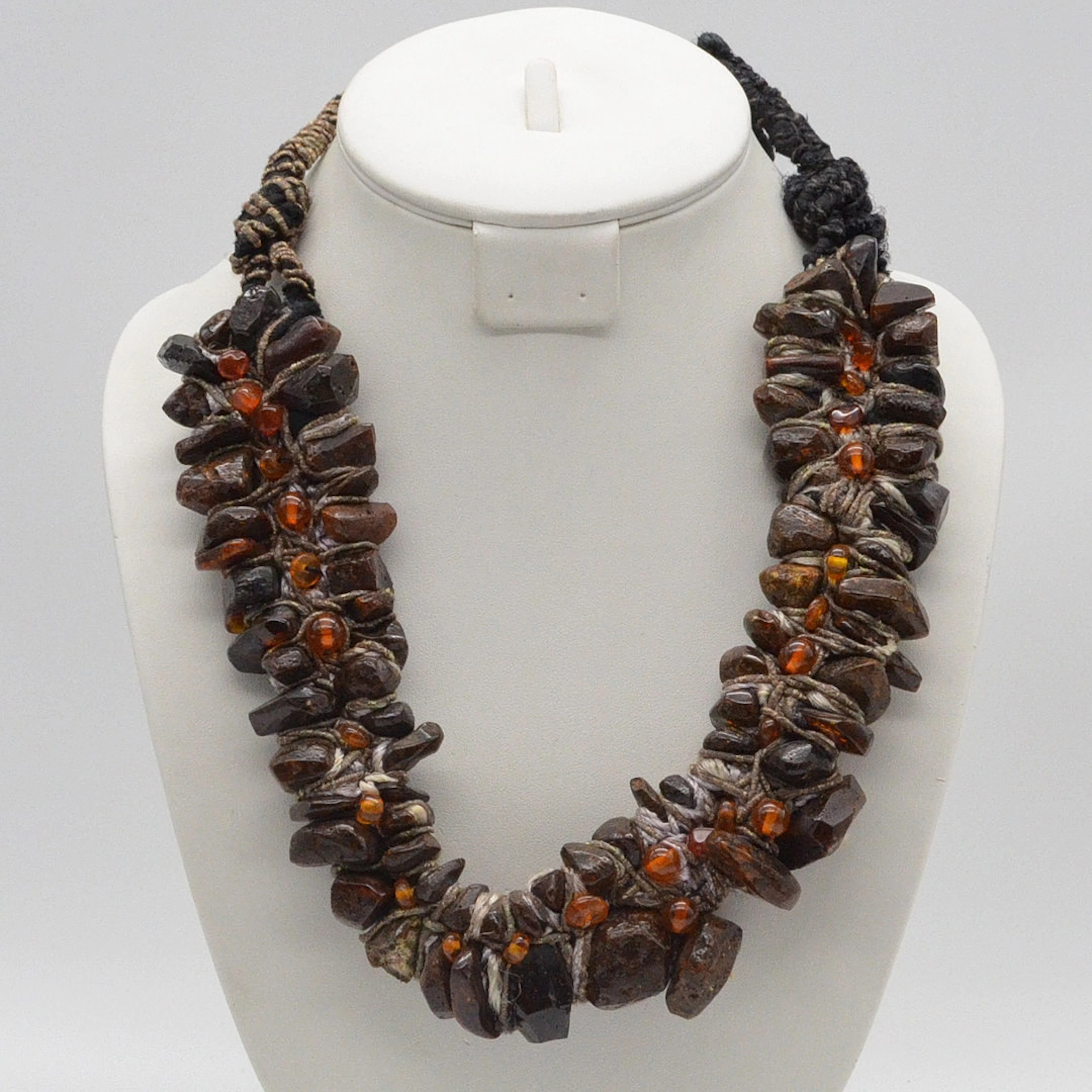 HANDGEMACHTES COLLIER MIT BERNSTEINPERLEN, NATURBELASSENE FORM MIT
