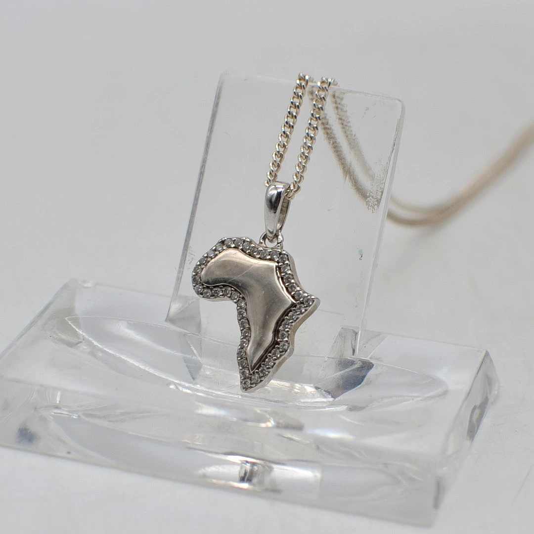 AFRIKA, COLLIER UND ANHÄNGER AUS STERLINGSILBER MIT BRILLANTEN BESATZ