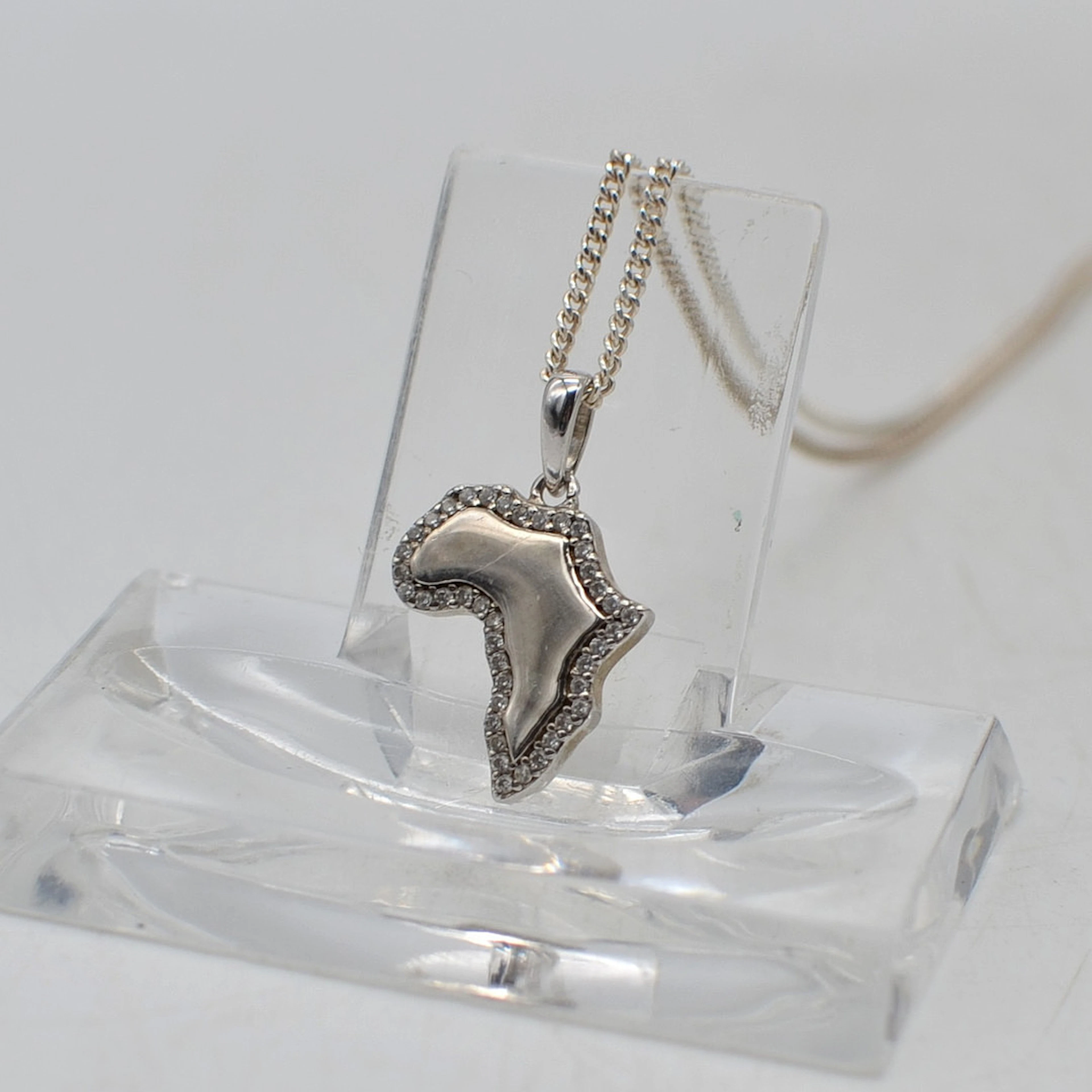 AFRIKA, COLLIER UND ANHÄNGER AUS STERLINGSILBER MIT BRILLANTEN BESATZ