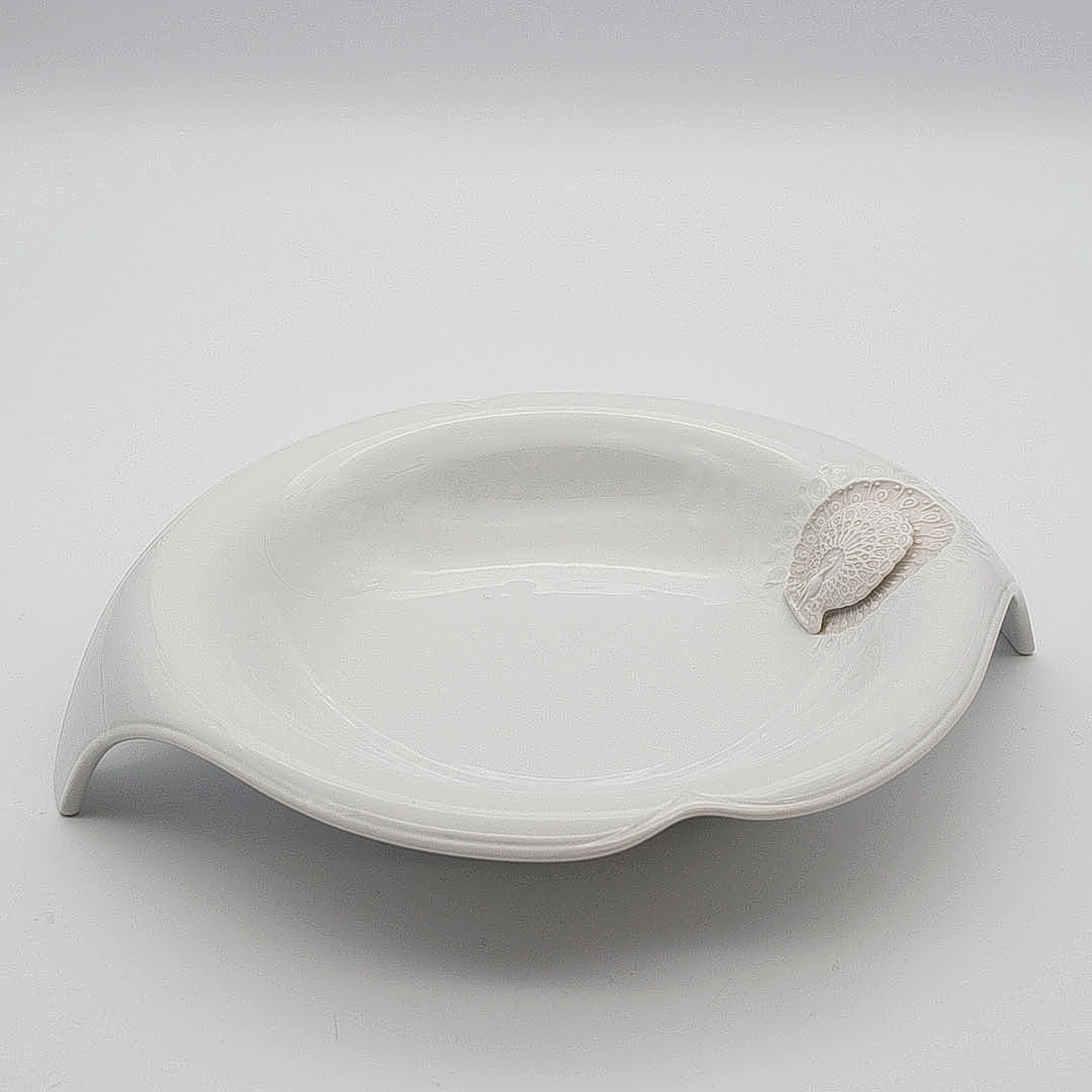 M. FREY. DESIGNERSCHALE, KAISER, SIGNIERT, BISKUITPORZELLAN, WEISS, MOTIV PFAU.