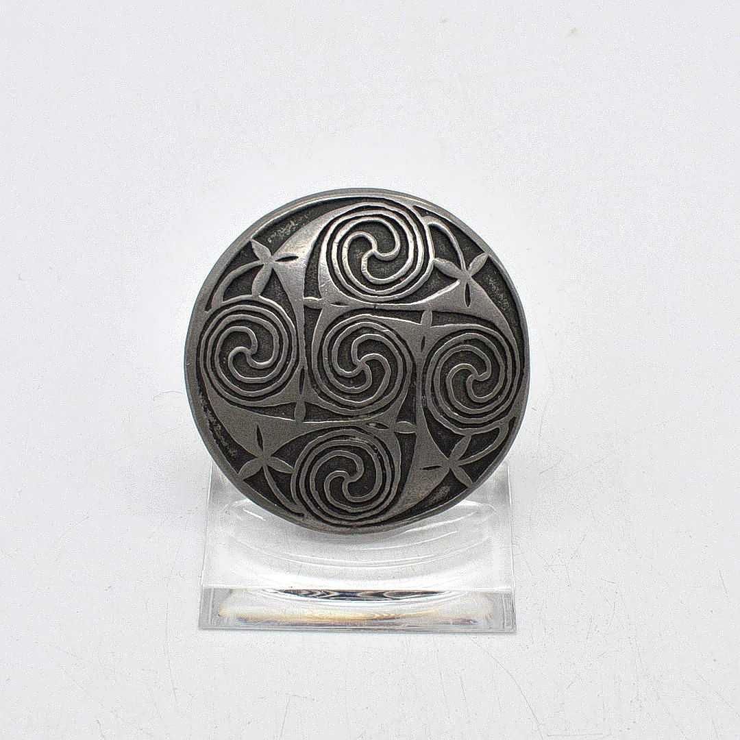 ST. JUSTIN DESIGNER BROSCHE, MIT KELTISCHEM KNOTEN-MOTIV, AUS CORNWALL/