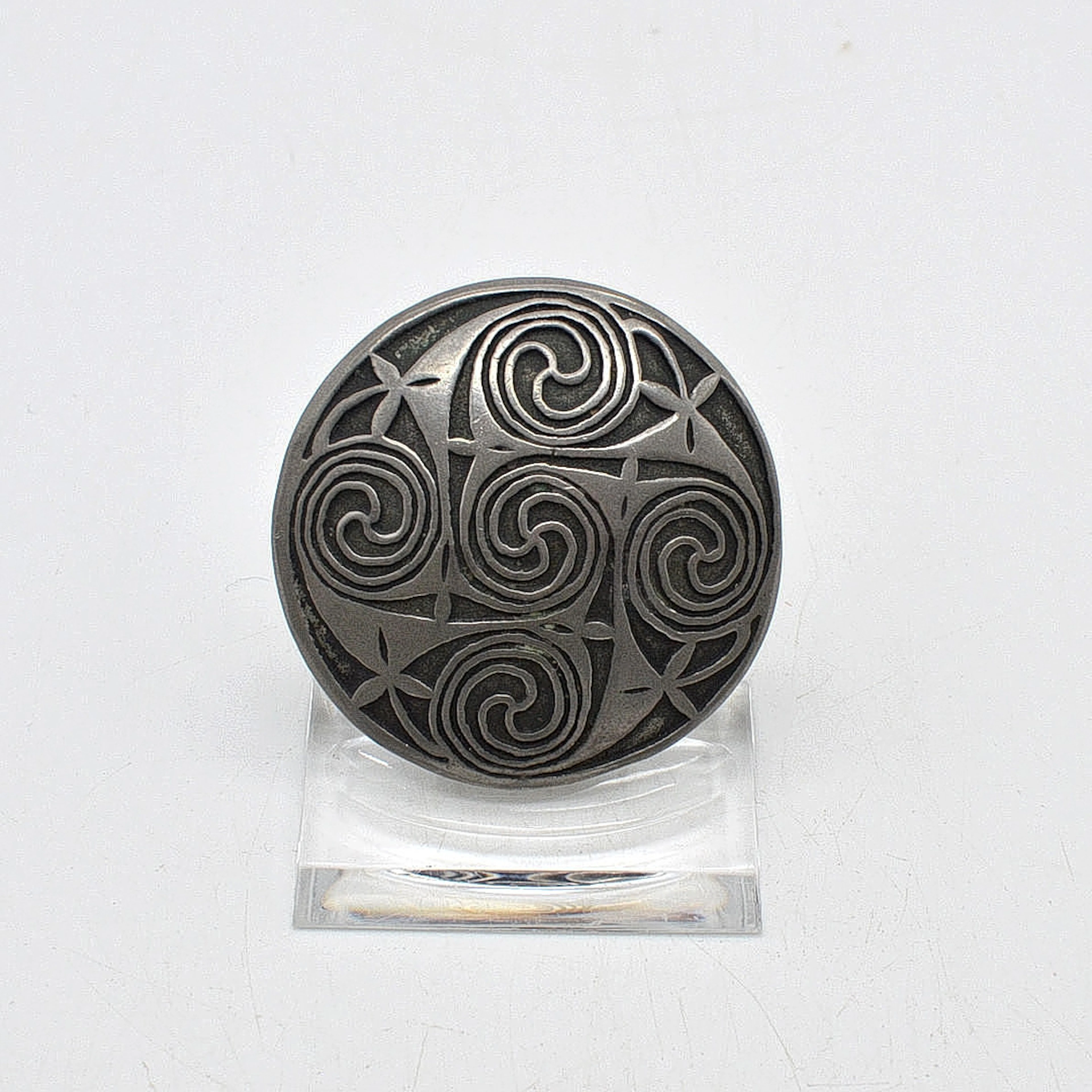 ST. JUSTIN DESIGNER BROSCHE, MIT KELTISCHEM KNOTEN-MOTIV, AUS CORNWALL/