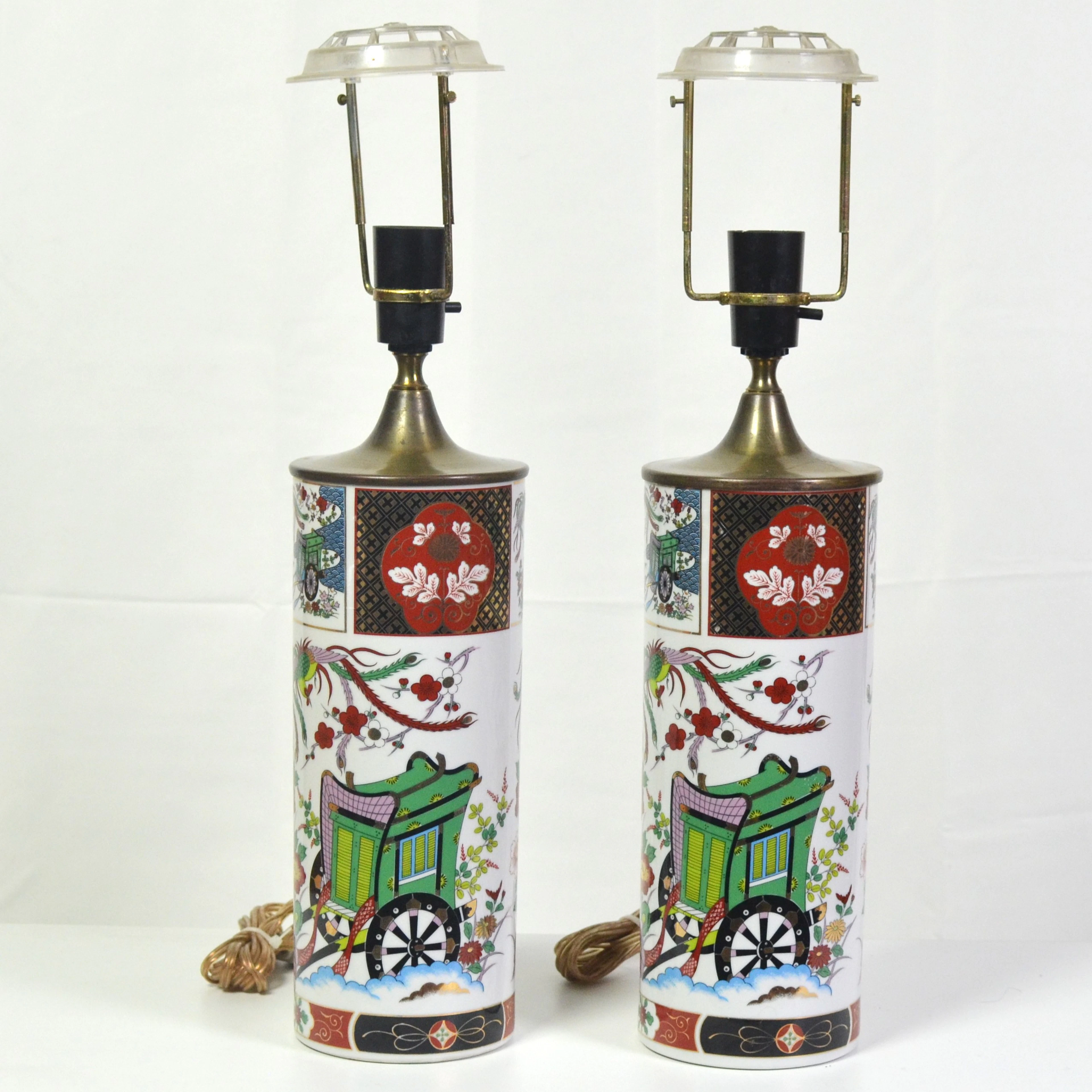 EIN PAAR JAPANISCHE HUTSTÄNDER ALS LAMPEN, KUTSCHE, PHÖNIX UND PFINGSROSEN