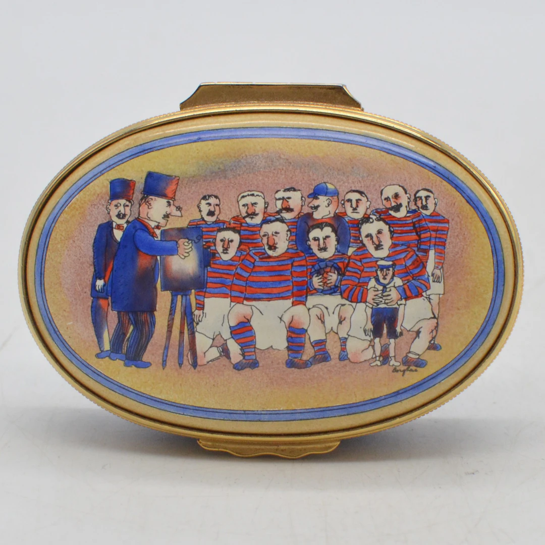 HALCYON DAYS ENAMELS, EMAILLIERTE KLAPPDOSE, MOTIV: FUSSBALL GRUPPE