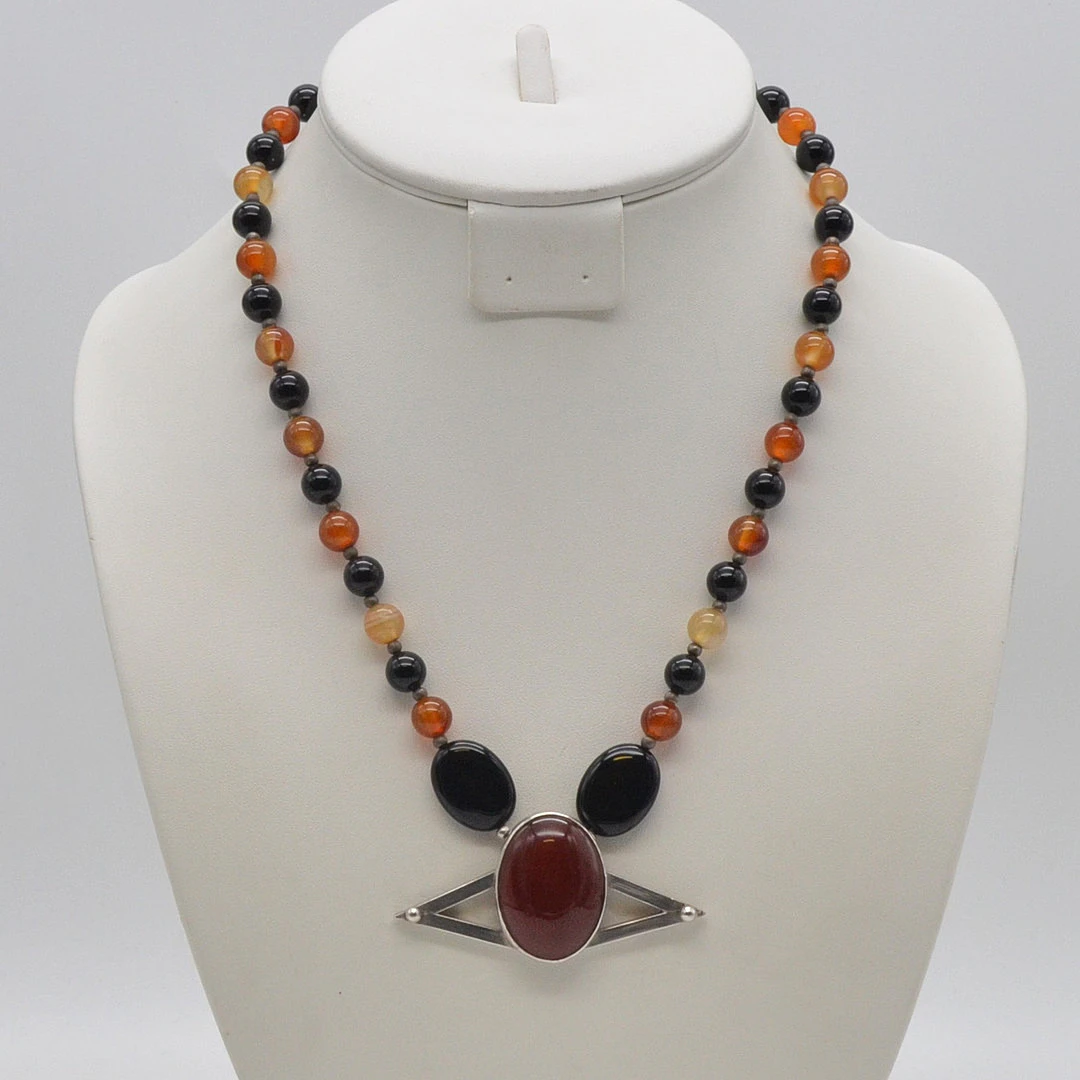 J. KÖHLE, DESIGNERCOLLIER MIT EINEM ANHÄNGER MIT ACHAT CABOCHON, FASSUNG