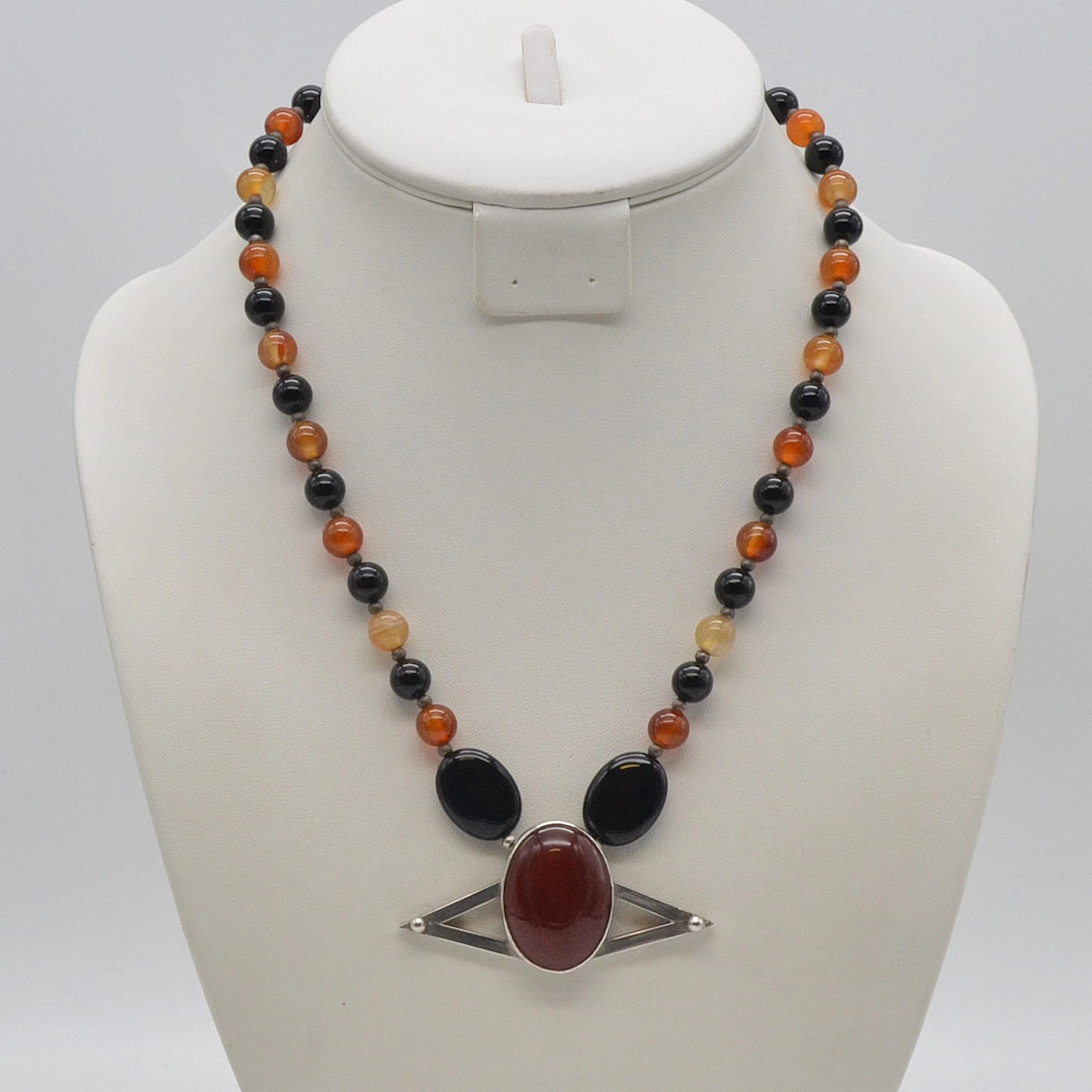 J. KÖHLE, DESIGNERCOLLIER MIT EINEM ANHÄNGER MIT ACHAT CABOCHON, FASSUNG