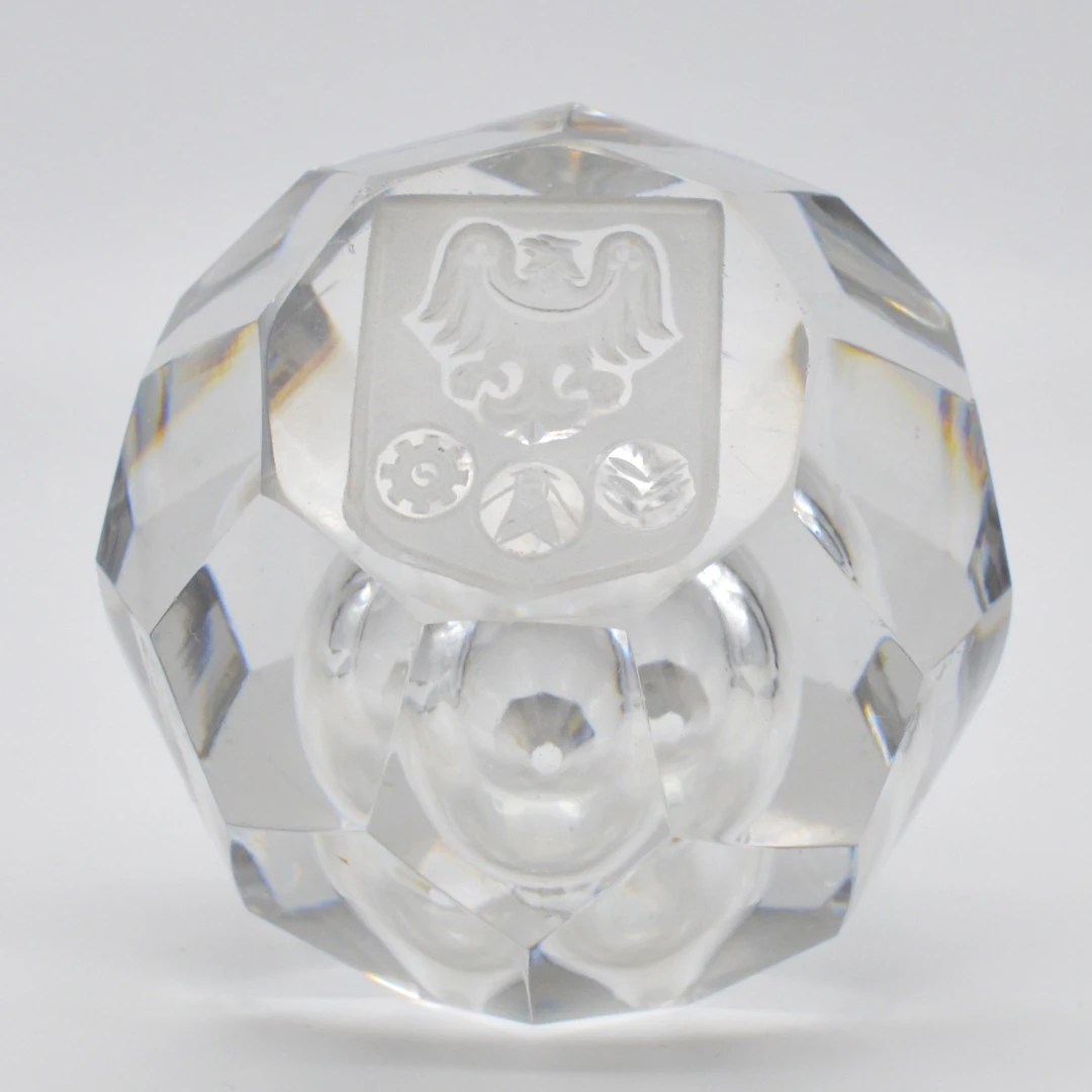 BÖHMISCHES GLAS-PAPERWEIGHT, ADLERMOTIV MIT EMBLEME, FACETTIERT UND