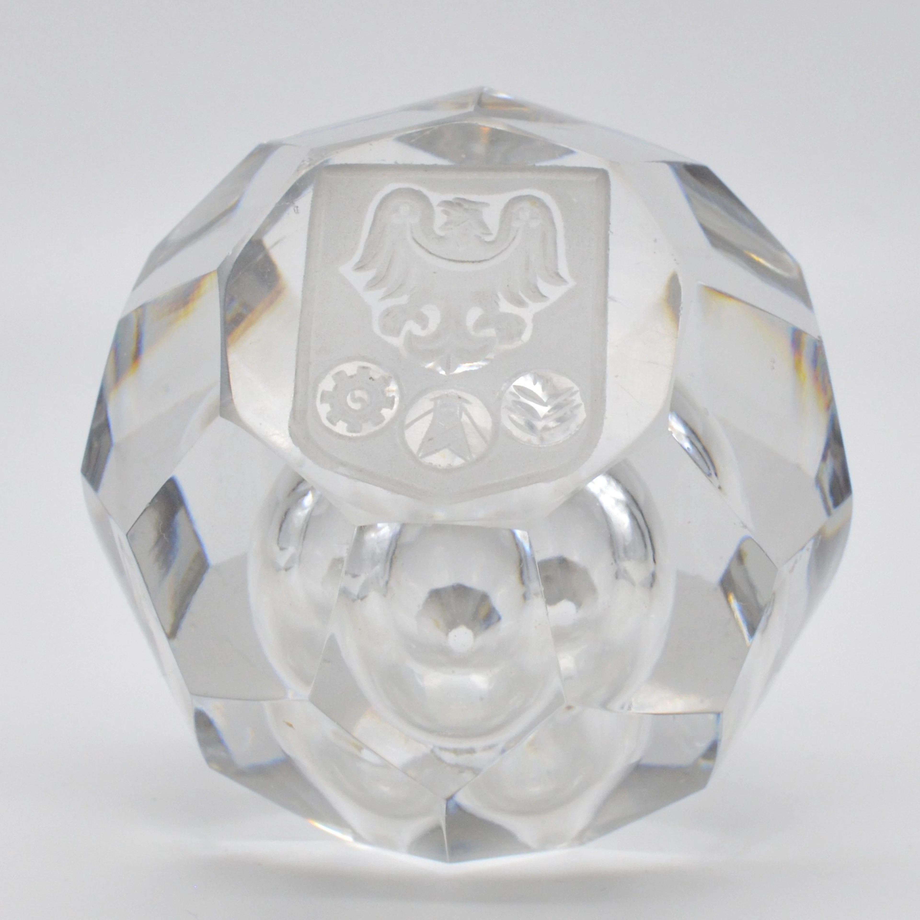 BÖHMISCHES GLAS-PAPERWEIGHT, ADLERMOTIV MIT EMBLEME, FACETTIERT UND