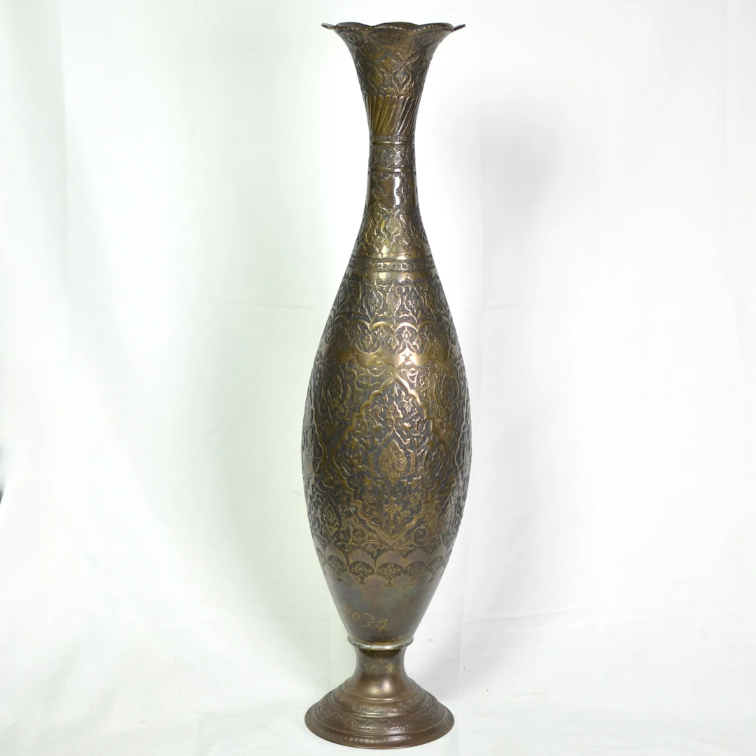 GROSSE MESSINGVASE MIT ARABESKEN ORNAMENTEN UND SZENEN SÜDWESTCHINESISCHER