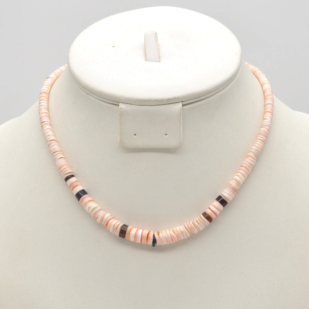 COLLIER AUS PINKEN MUSCHELN, DISCPERLEN, GRÖSSE NACH ANGEORDNET, SCHRAUBVERSCHLU