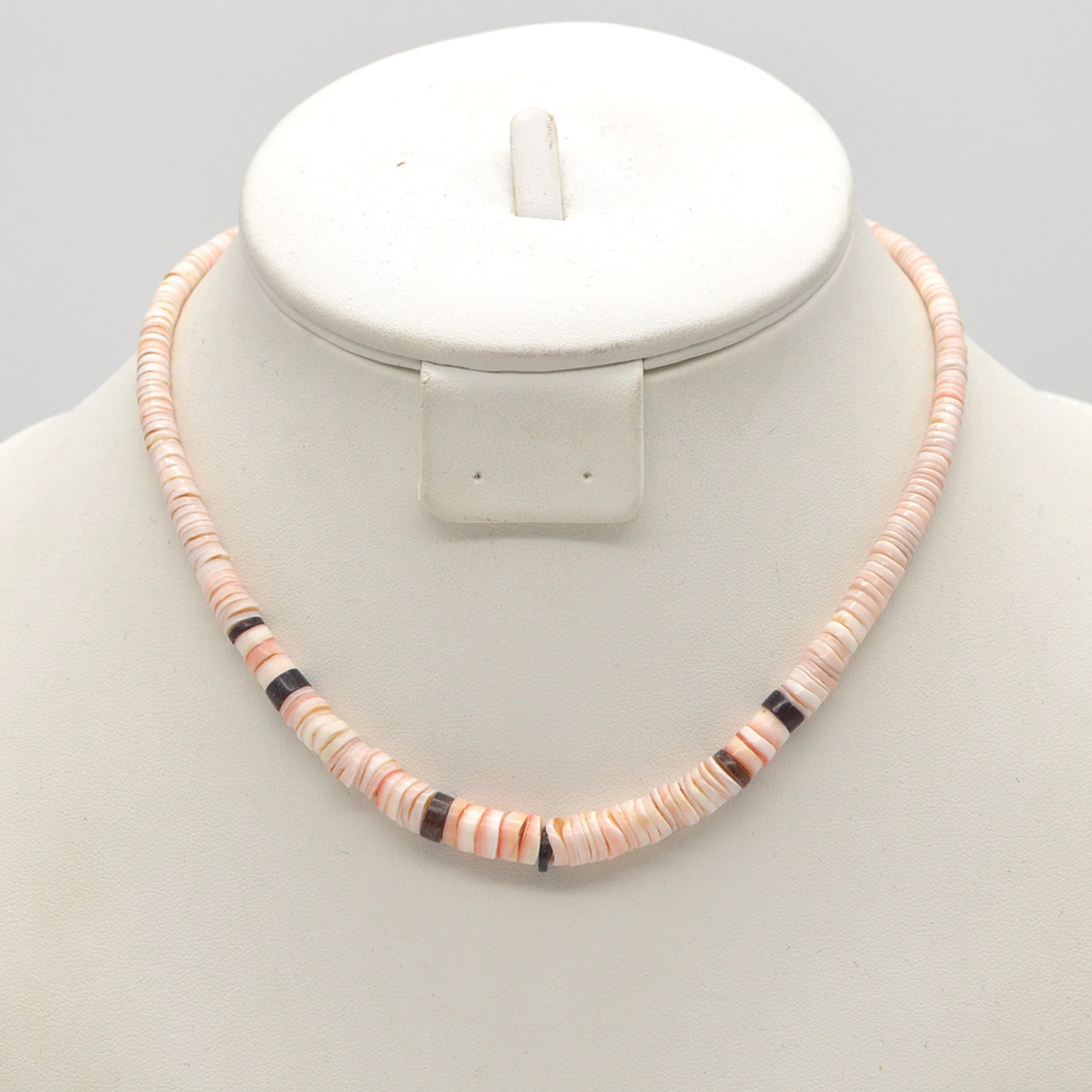 COLLIER AUS PINKEN MUSCHELN, DISCPERLEN, GRÖSSE NACH ANGEORDNET, SCHRAUBVERSCHLU