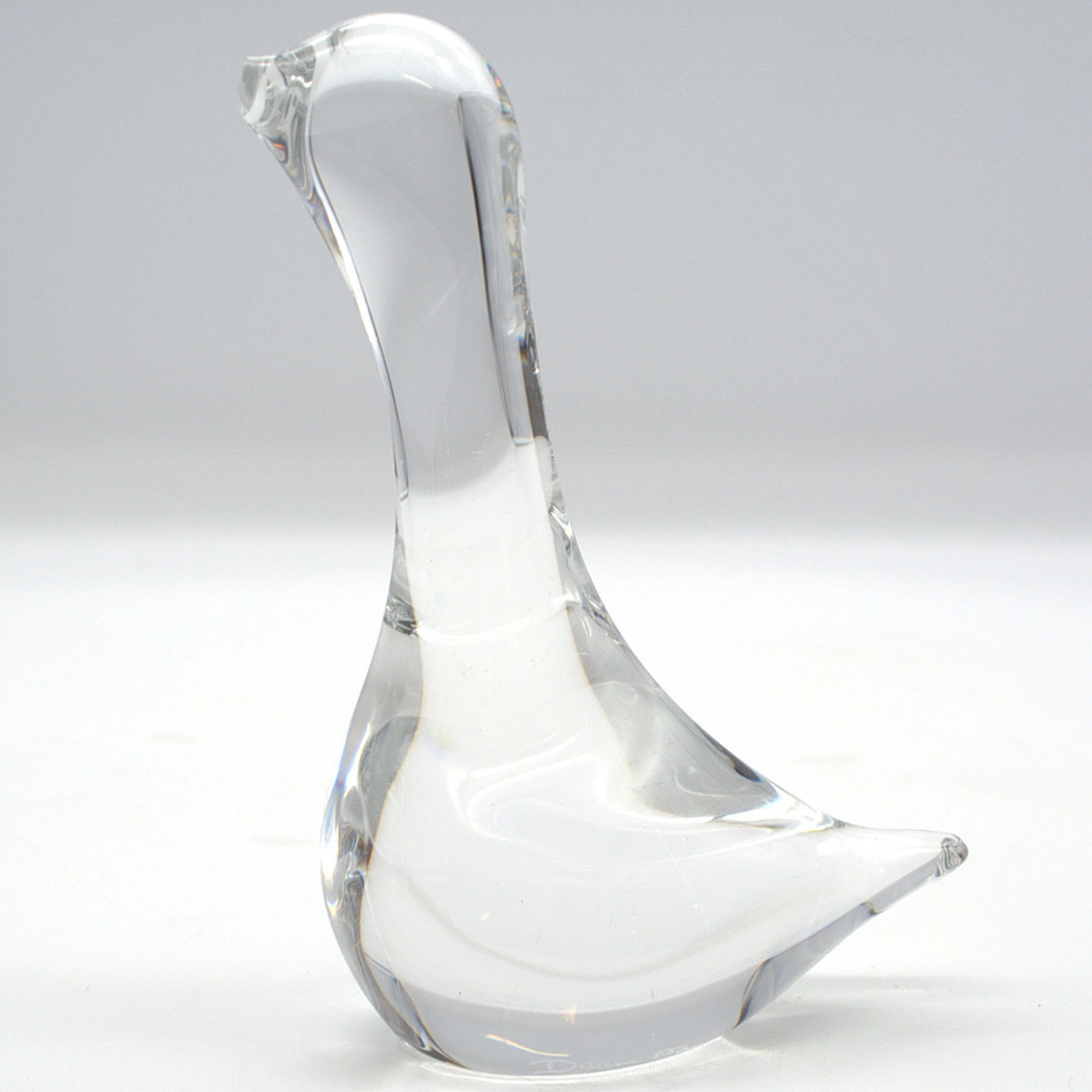 DAUM FRANCE, SKULPTUR PLASTISCHER VOGEL AUS KRISTALLGLAS, UM 1950. SIGNIERT.
