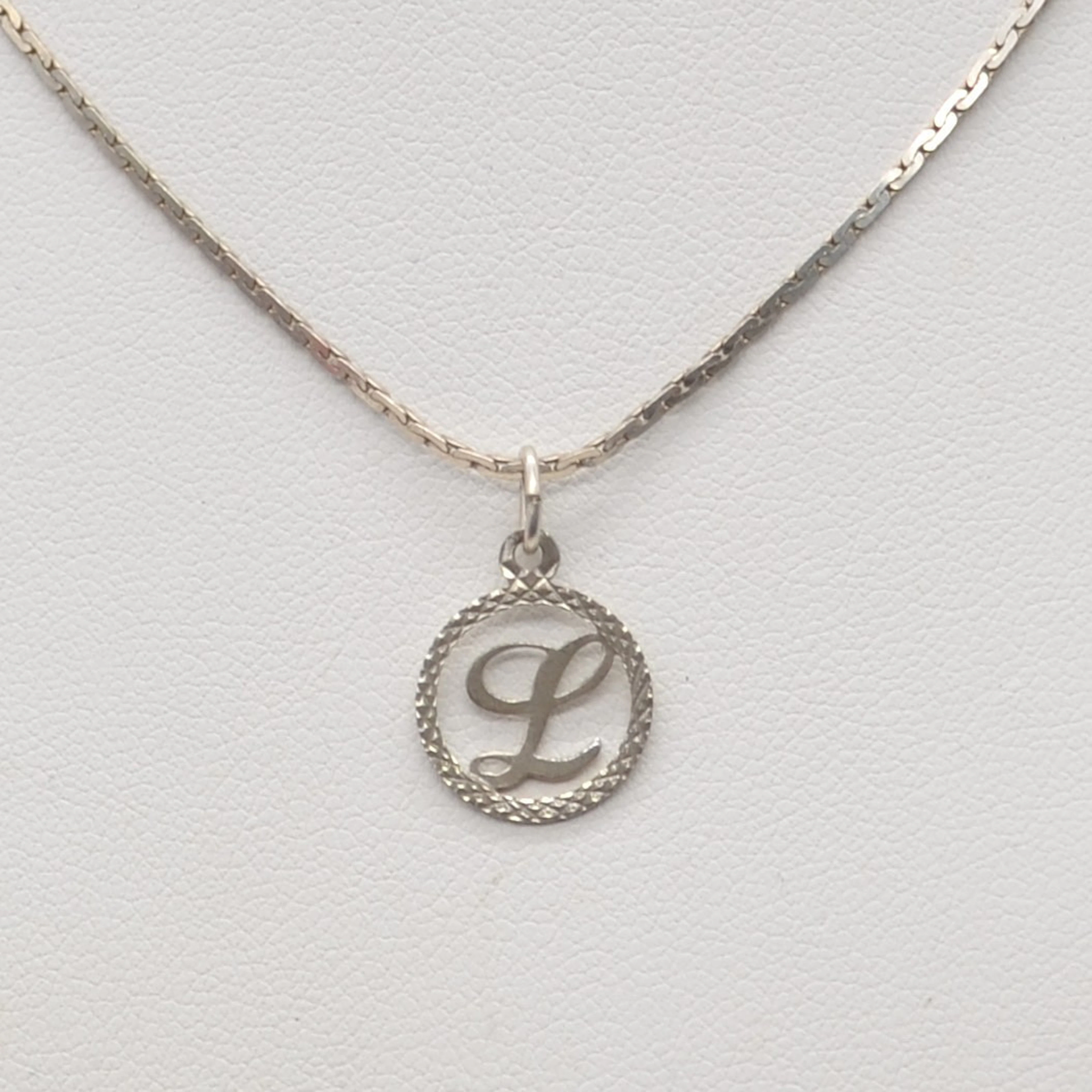 COLLIER MIT DEM BUCHSTABEN "L", ANHÄNGER UND ANKERKETTE AUS STERLINGSILBER