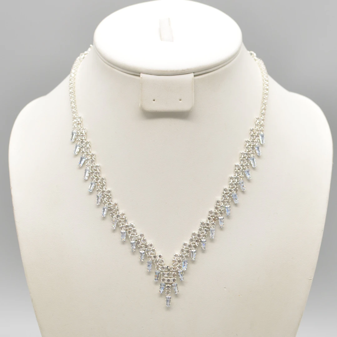 MODESCHMUCK, STRASSSTEINCOLLIER, V-FÖRMIGER AUFBAU, SPÄTES 20. JAHRHUNDERT.