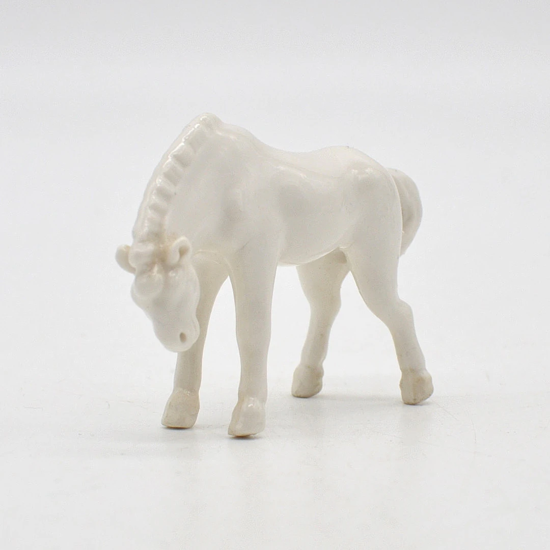 MINIATUR SKULPTUR, PFERD, PORZELLAN, CHINA, SPÄTES 20. JAHRHUNDERT.