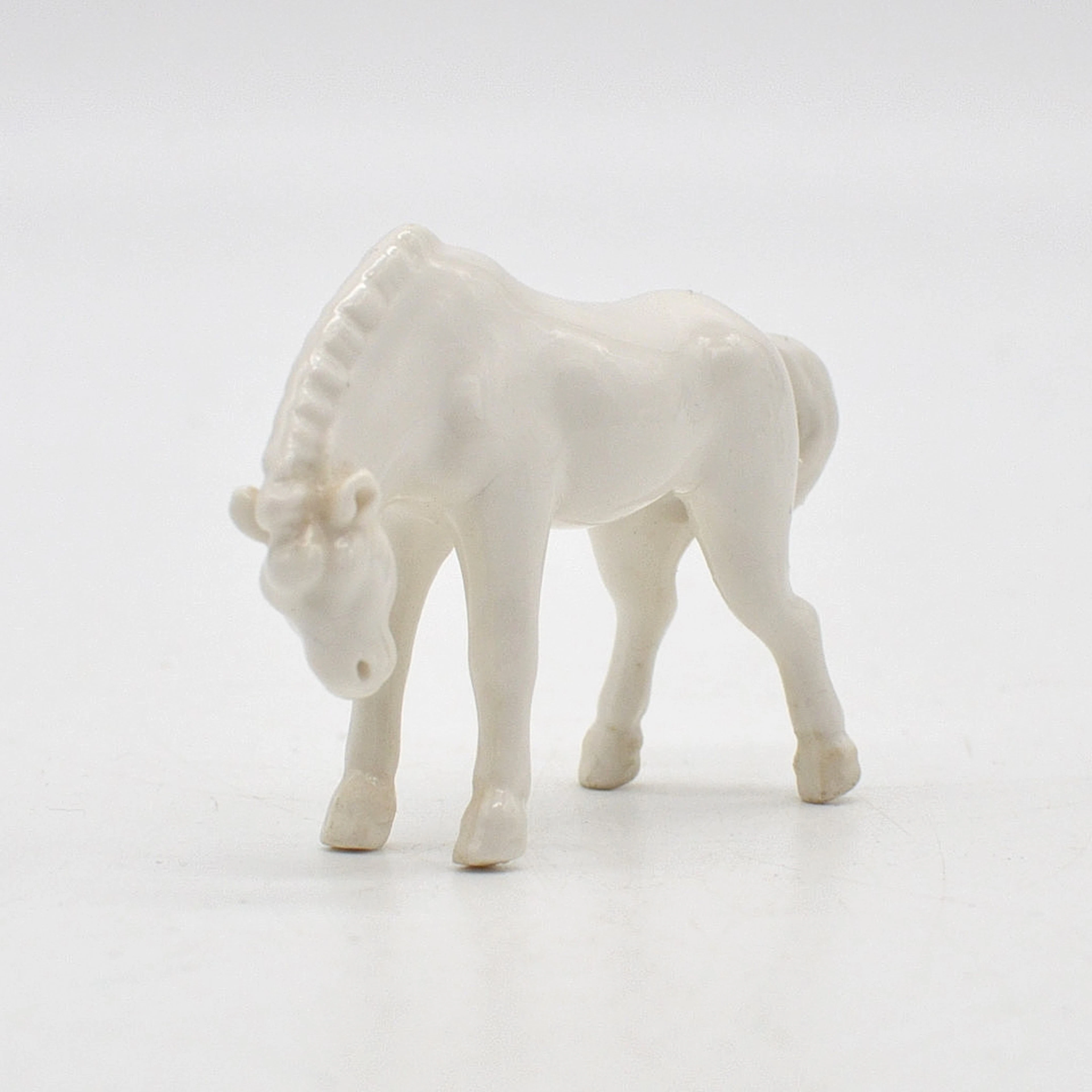 MINIATUR SKULPTUR, PFERD, PORZELLAN, CHINA, SPÄTES 20. JAHRHUNDERT.