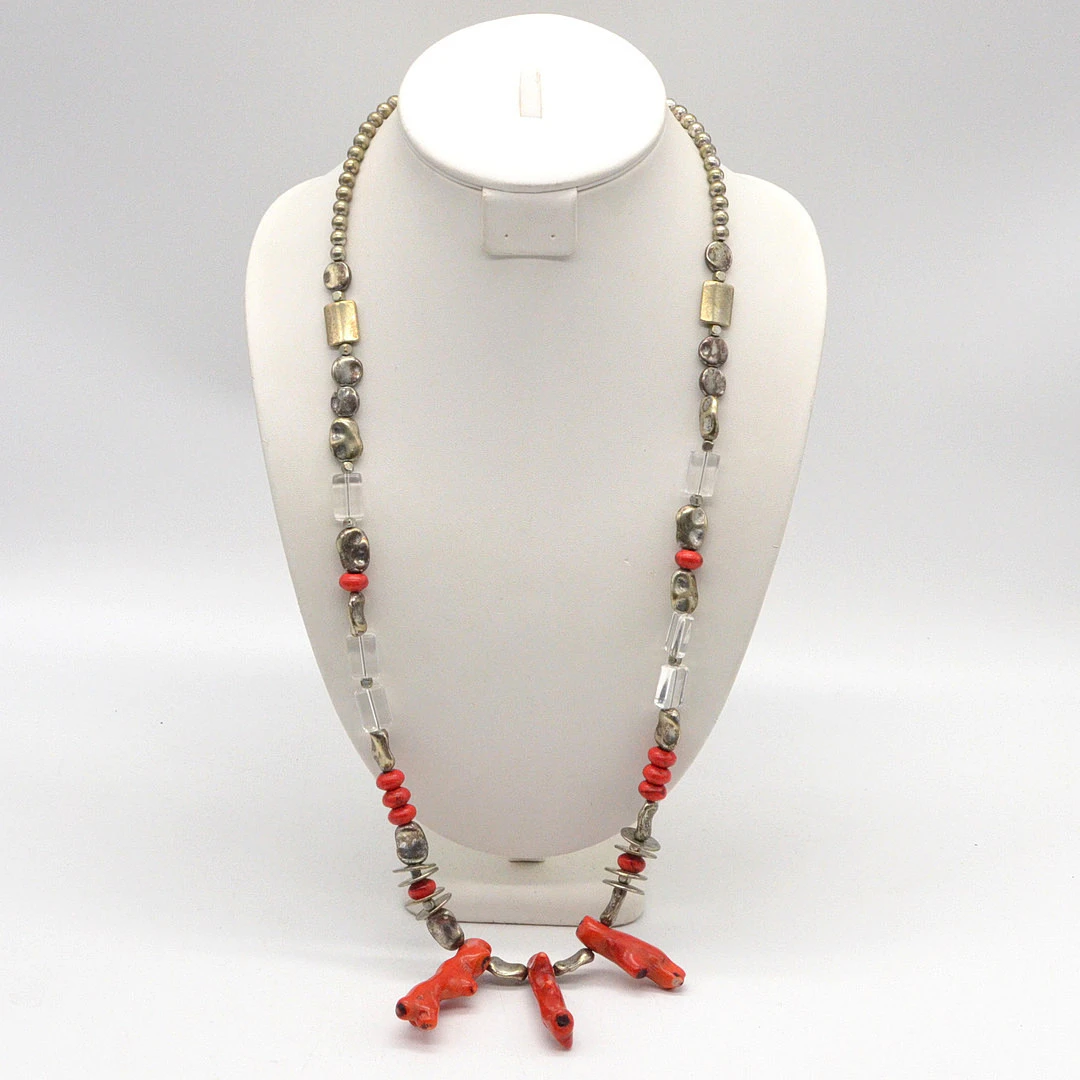 DESIGNERCOLLIER AUS KORALLEN UND KRISTALLGLAS, VERSILBERTE PERLEN