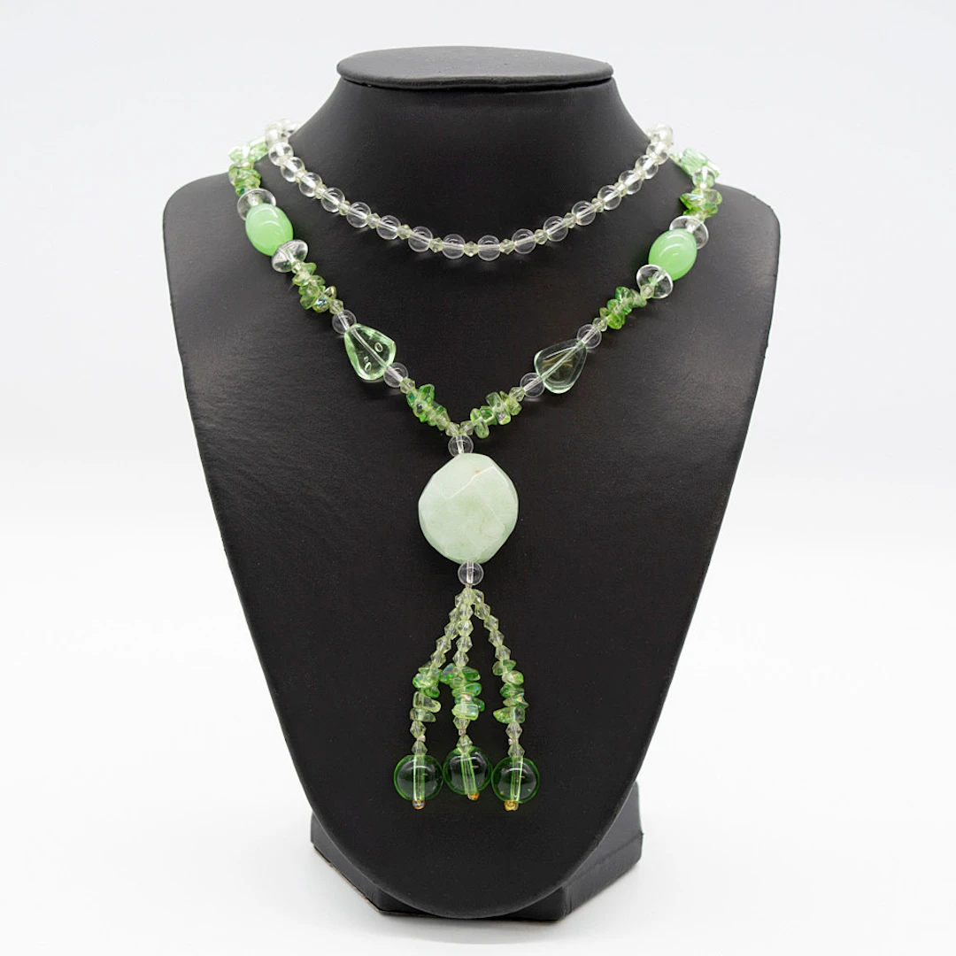 COLLIER MIT EINEM GROSSEN JADEEDELSTEIN UND VERSCHIEDENEN GLASFARBSTEINEN