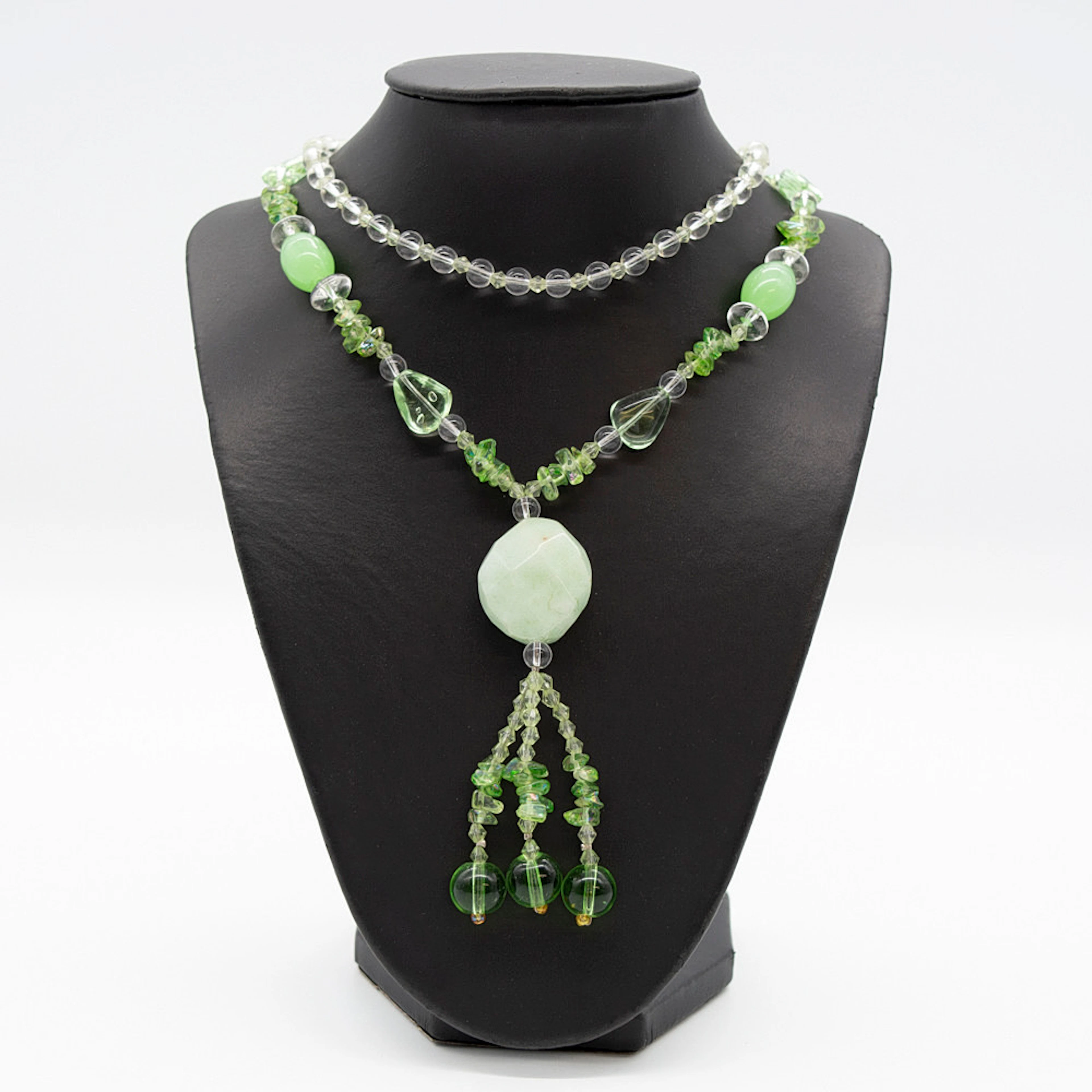 COLLIER MIT EINEM GROSSEN JADEEDELSTEIN UND VERSCHIEDENEN GLASFARBSTEINEN