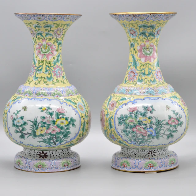 PAAR FEINE CHINESISCHE CANTON-EMAILLE-VASEN MIT GELBEM FOND UND FLORALEM