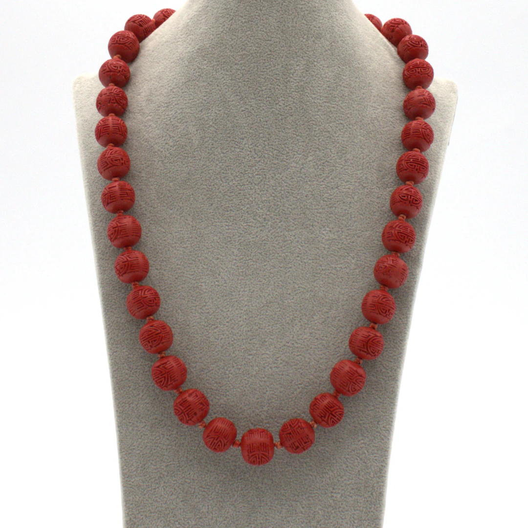 CHINESISCHES VINTAGE COLLIER MIT GESCHNITZTEN ZINNOBER PERLEN UM 1960-1970.