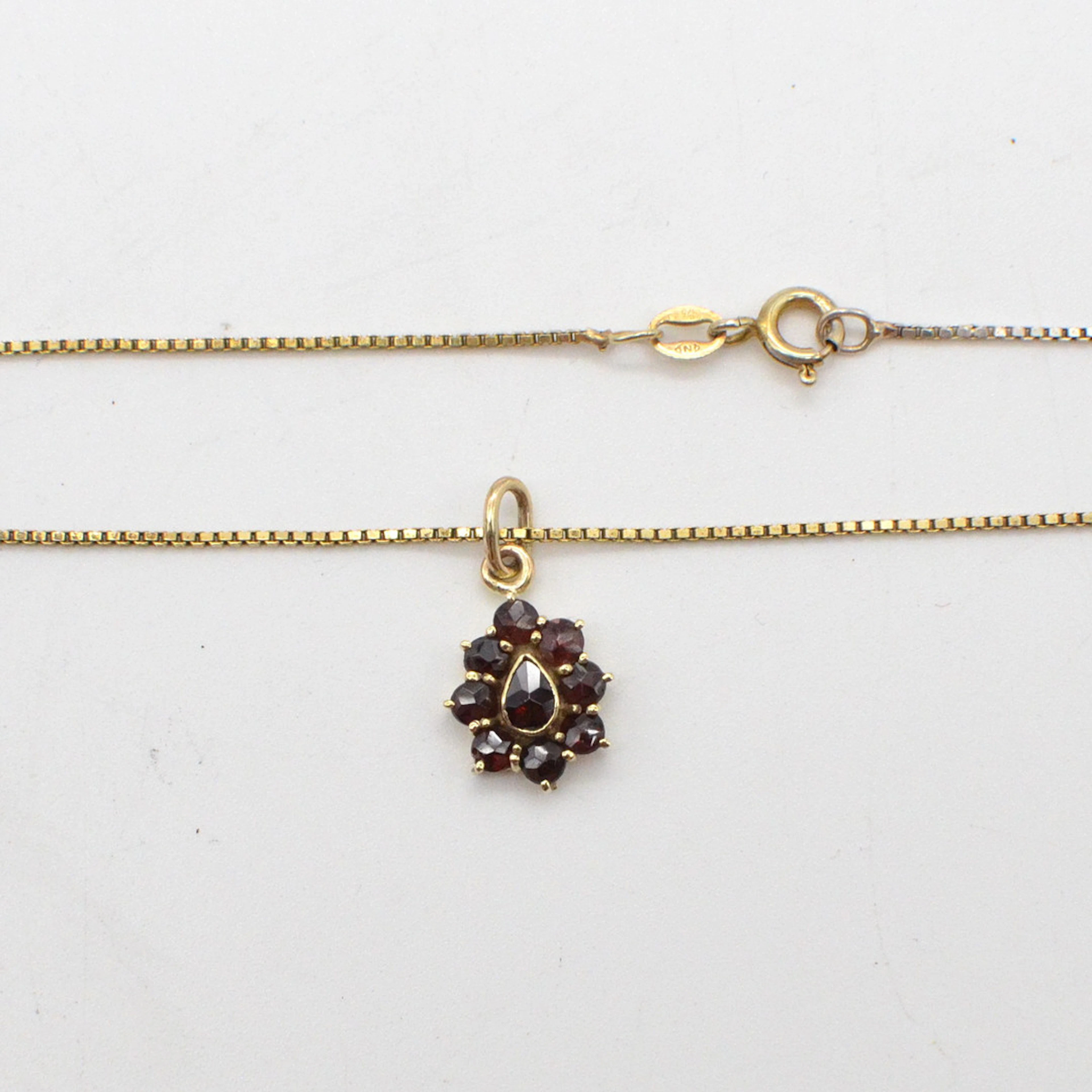 DESIGNERCOLLIER MIT ALMANDIN-ANHÄNGER, FASSUNG UND VENEZIANER KETTE
