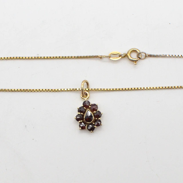 DESIGNERCOLLIER MIT ALMANDIN-ANHÄNGER, FASSUNG UND VENEZIANER KETTE
