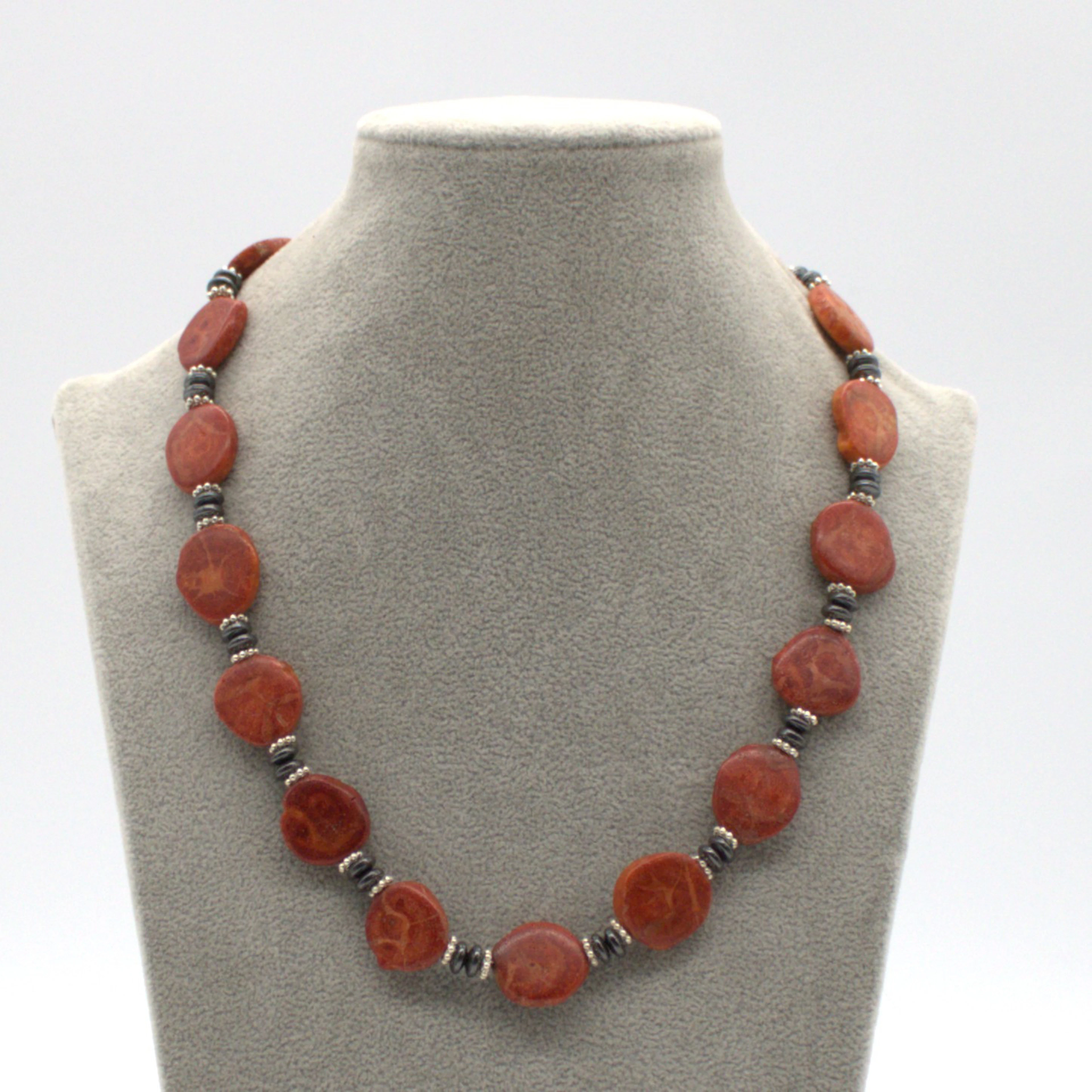 VINTAGE SCHAUMKORALLE-COLLIER MIT HÄMATITEINLAGEN UND KUGELVERSCHLUSS.